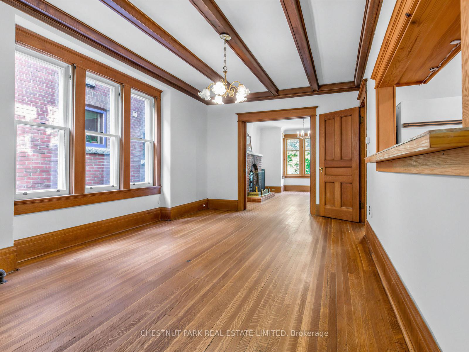 6 Bedroom Single Family Home/House's Image 7