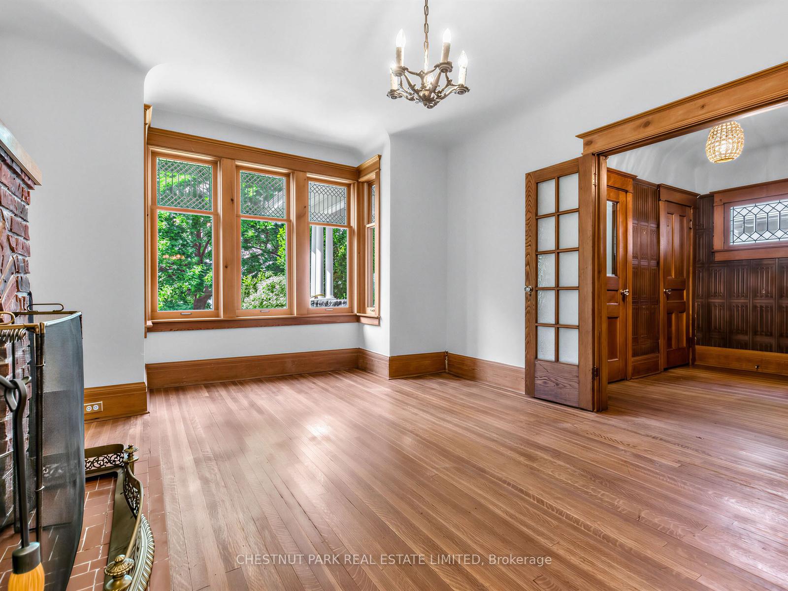 6 Bedroom Single Family Home/House's Image 3