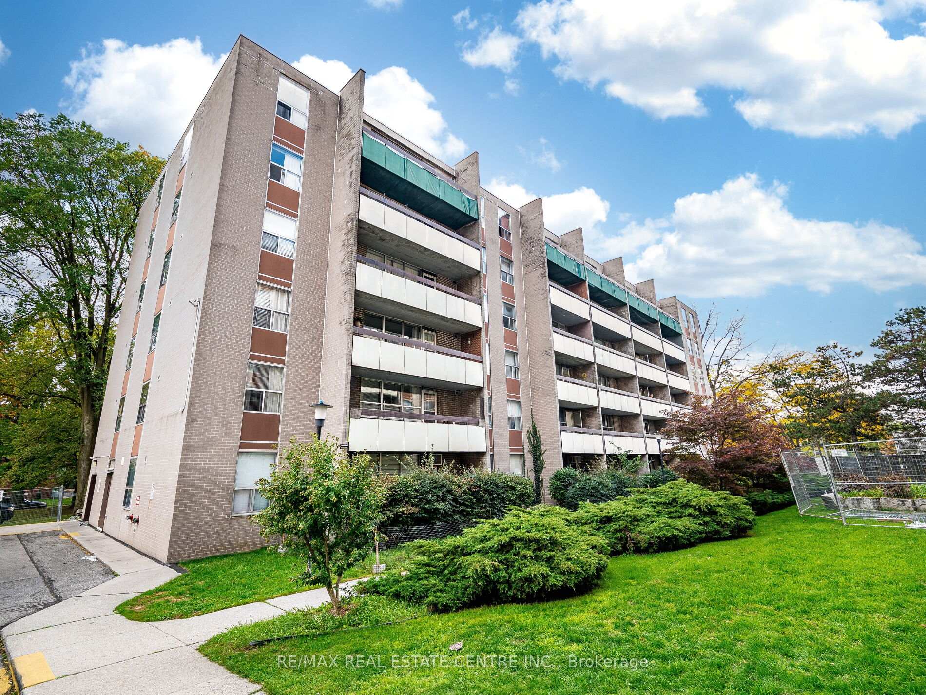 407 - 3625 Lake Shore Boulevard W Toronto Ontario Canada Sale residential Violetta Konewka RE/MAX Real Estate Centre Inc., Brokerage*