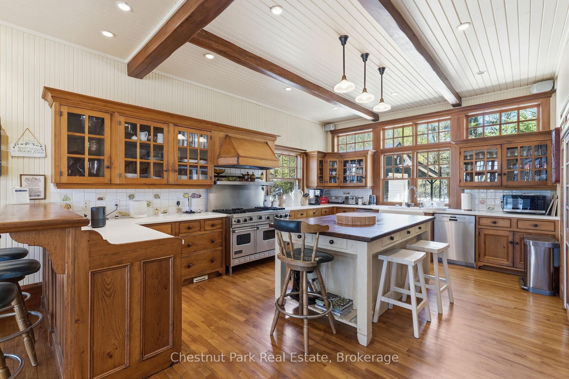 9 Bedroom Single Family Home/House's Image 10