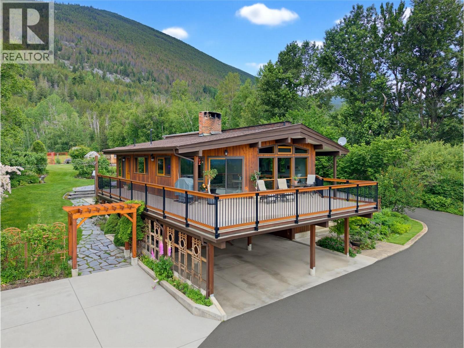 571 60 Street SW Salmon Arm British Columbia Canada Sale residential Tina Cosman EXP Realty (Salmon Arm)