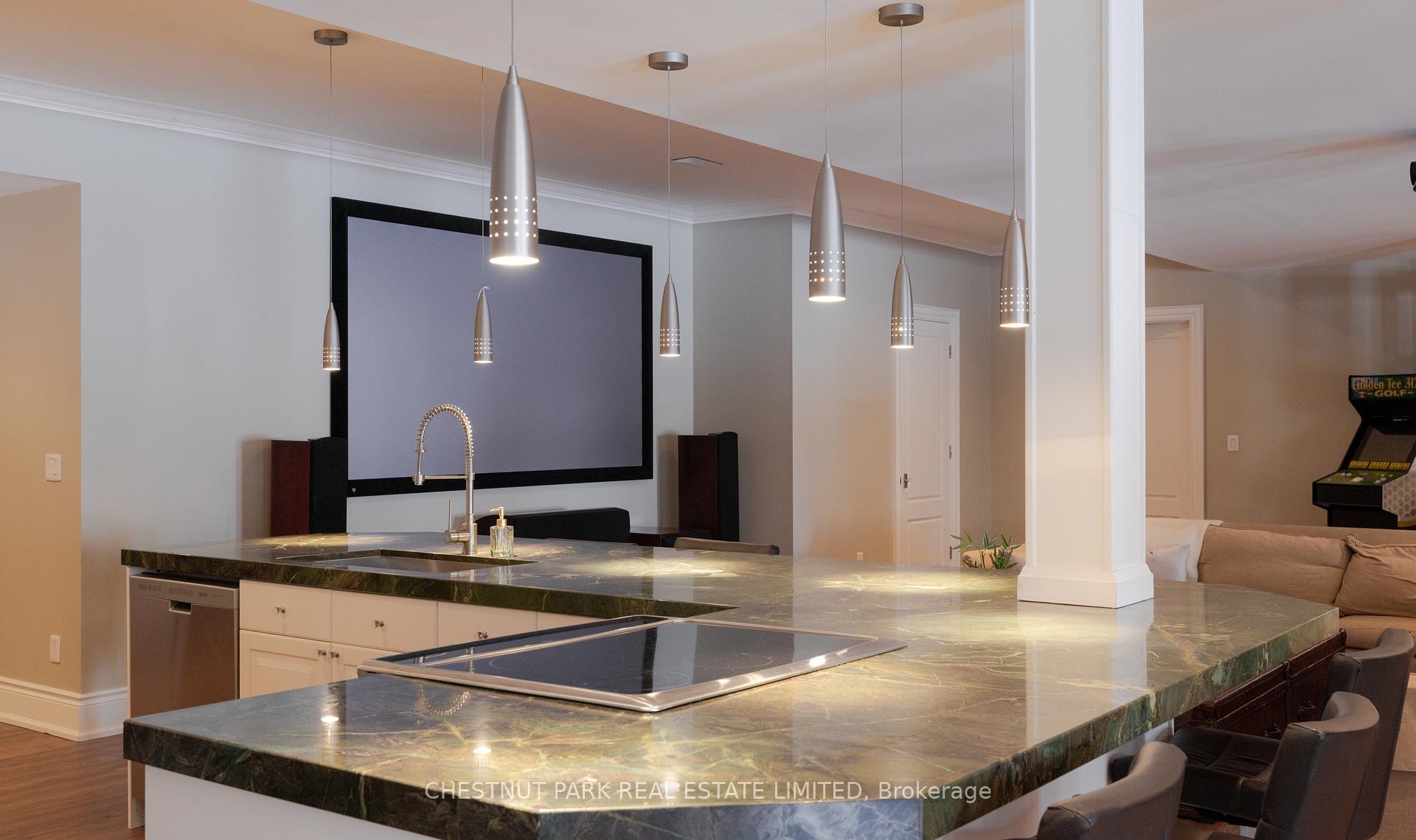 7 Bedroom Single Family Home/House's Image 32