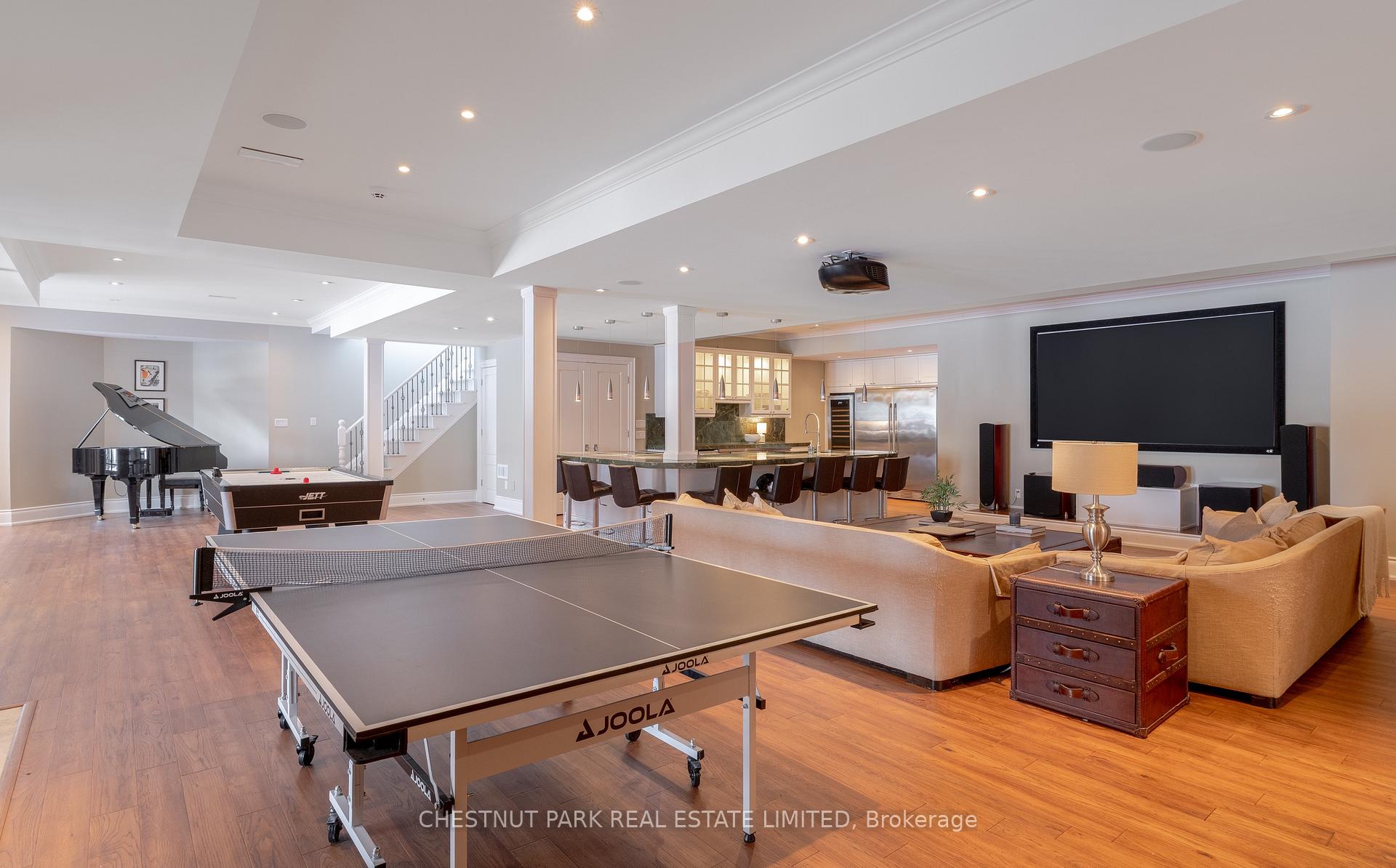 7 Bedroom Single Family Home/House's Image 31