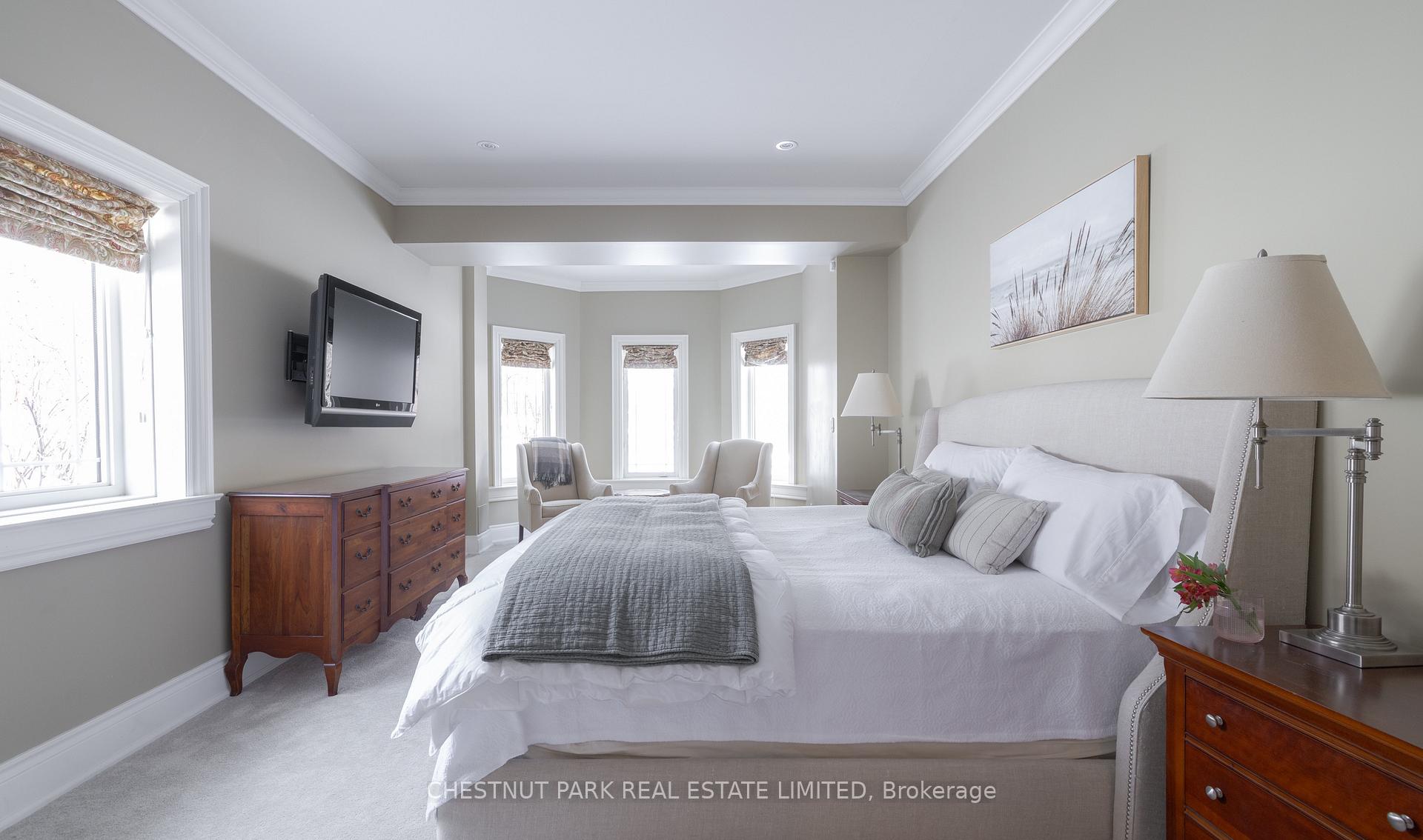 7 Bedroom Single Family Home/House's Image 33