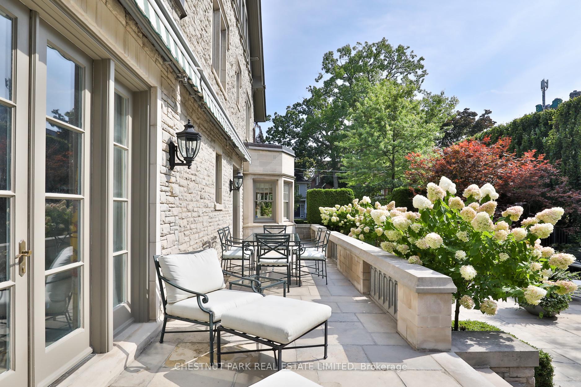 6 Bedroom Single Family Home/House's Image 40