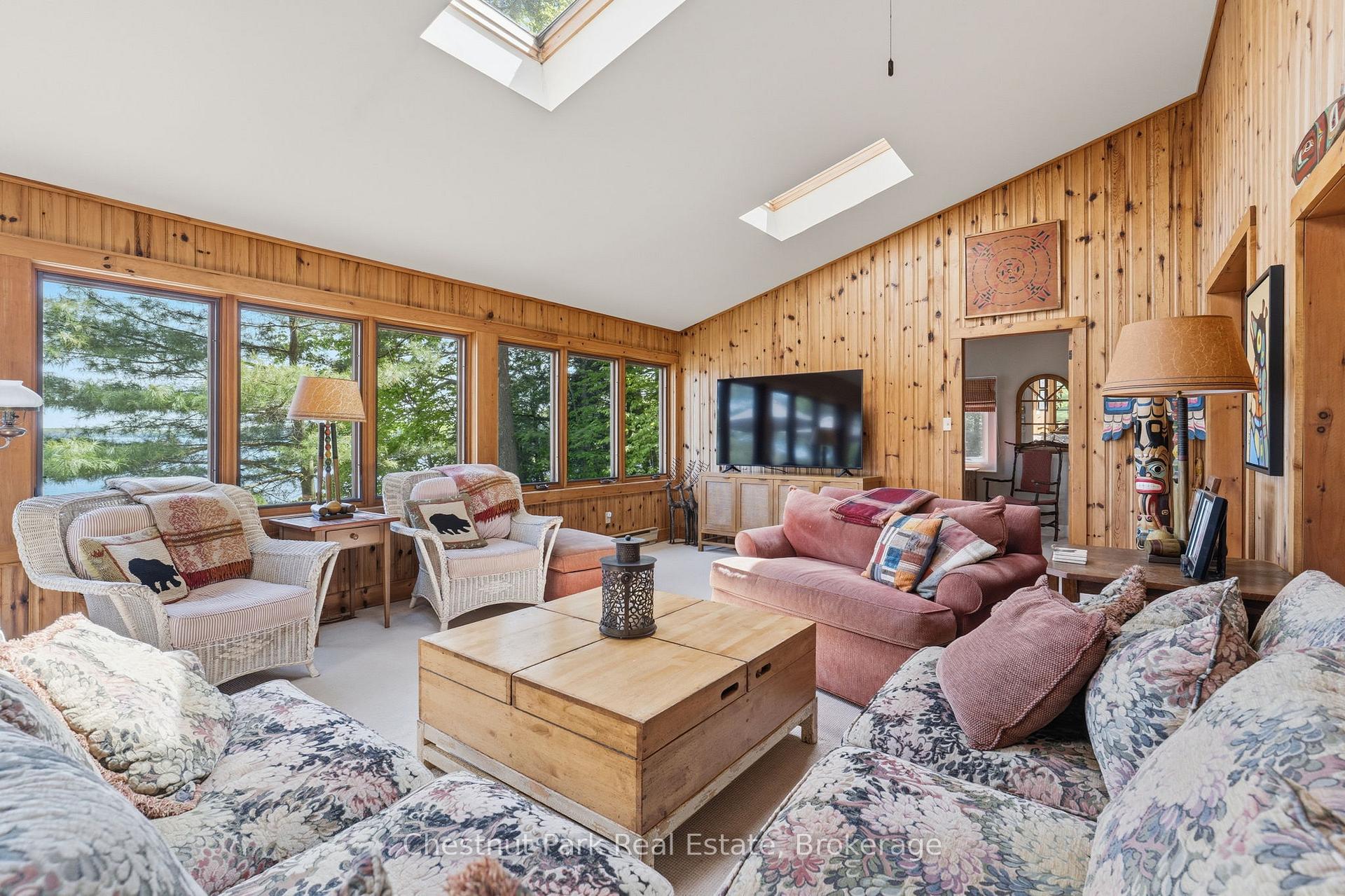 6 Bedroom Single Family Home/House's Image 22