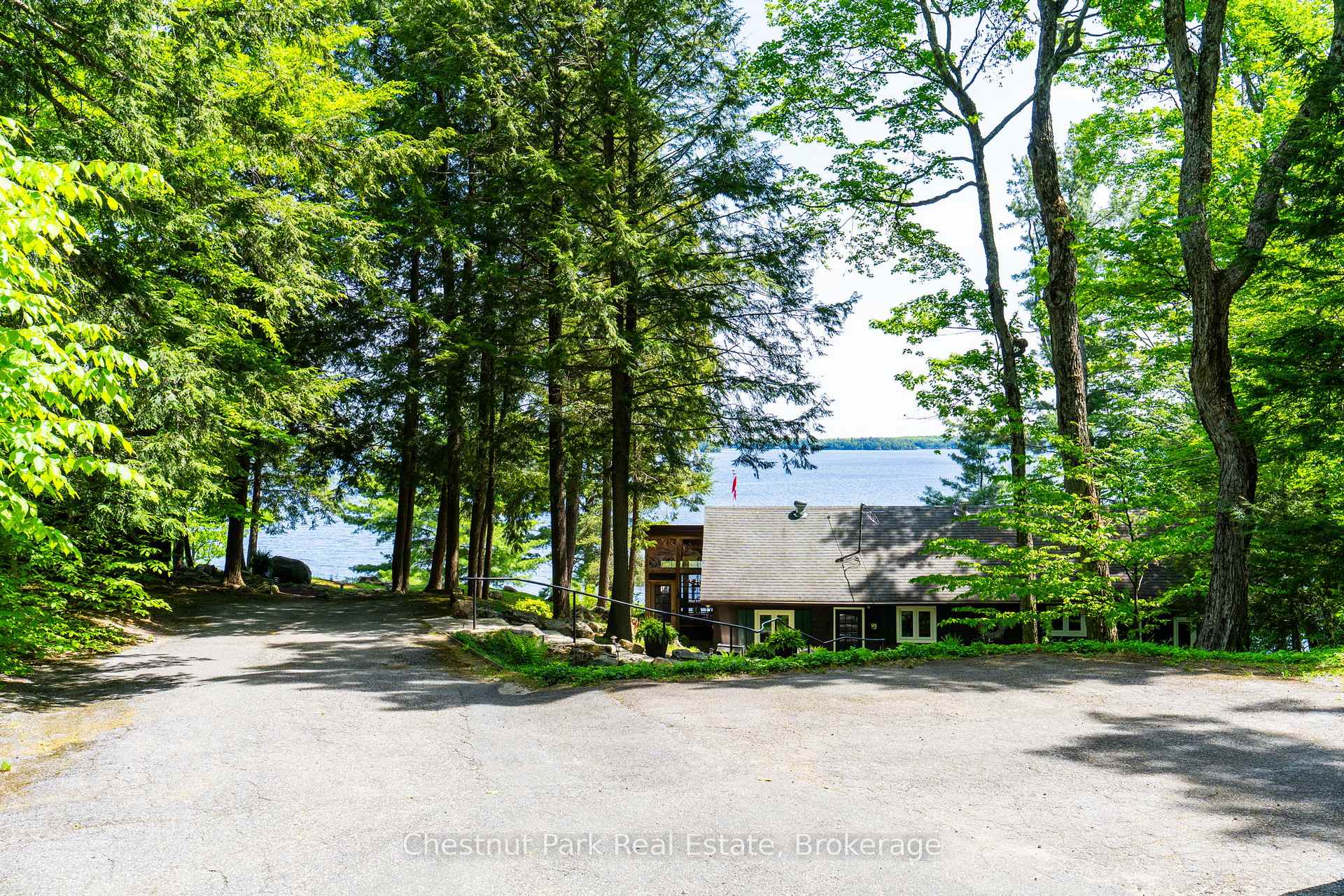 6 Bedroom Single Family Home/House's Image 5