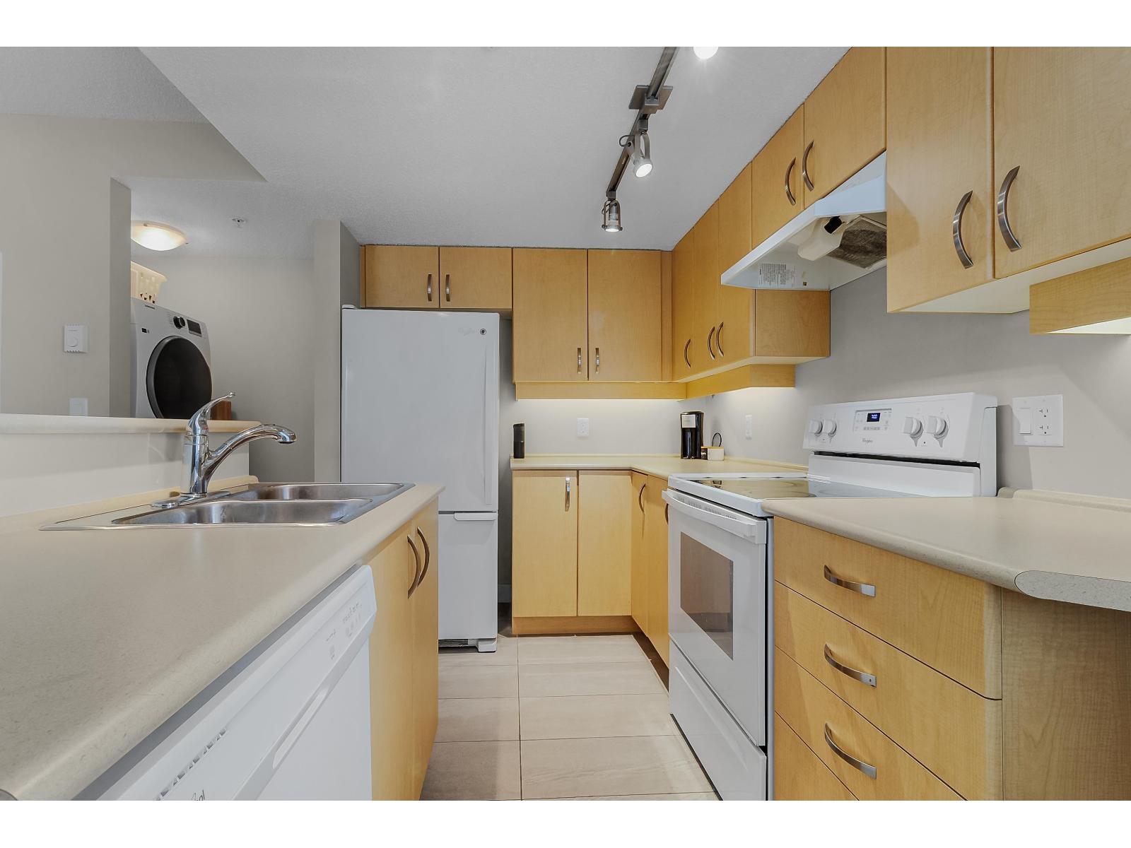 331 10838 CITY PARKWAY Surrey British Columbia Canada Sale residential Peter Skrzyniarz HOMELIFE ADVANTAGE REALTY LTD,