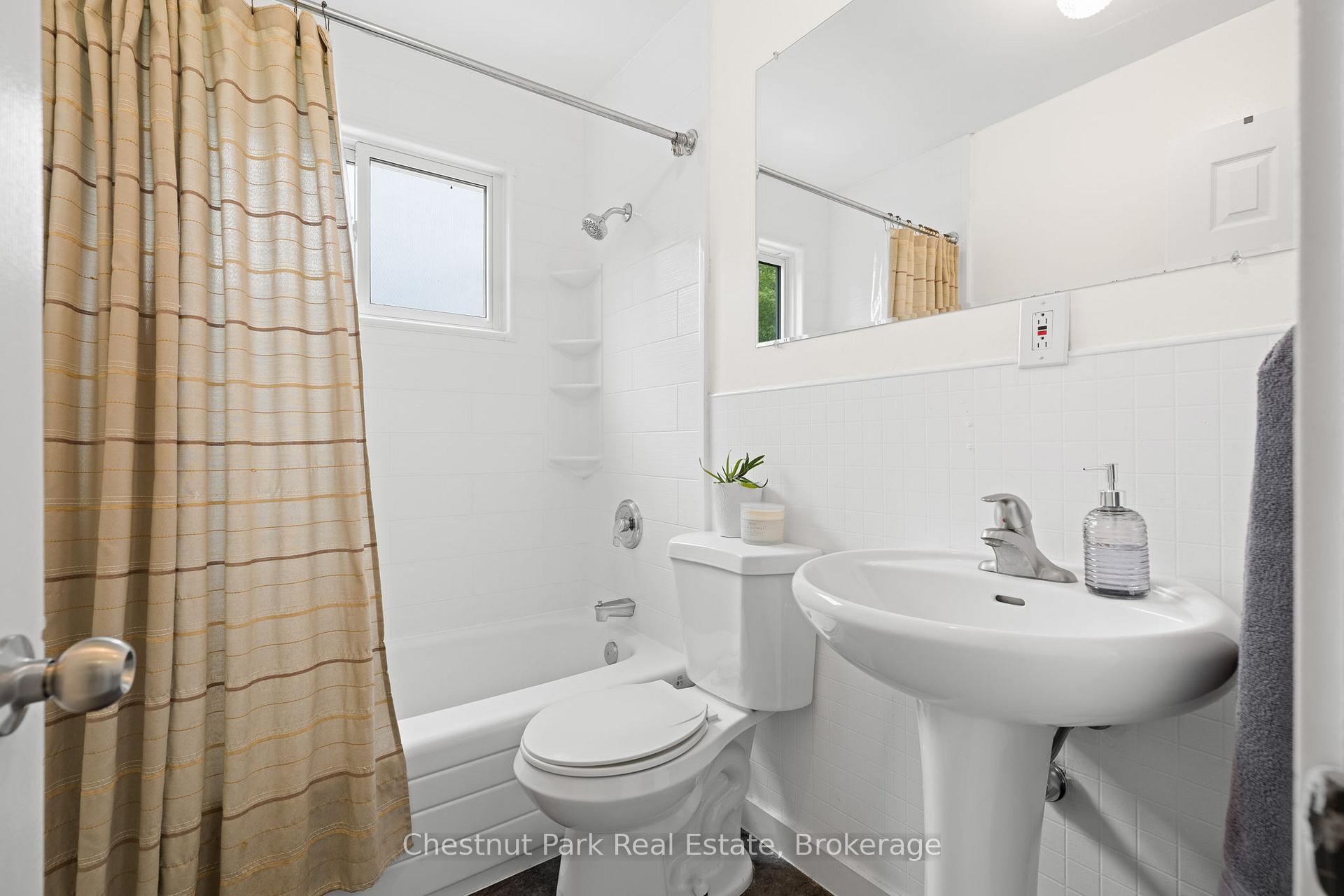 5 Bedroom Single Family Home/House's Image 12