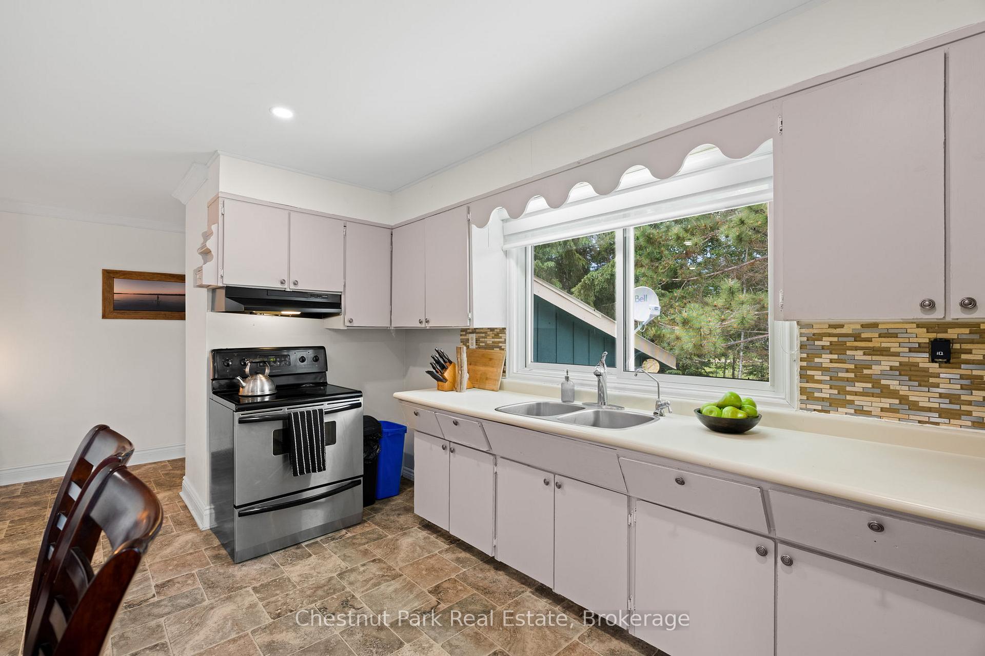 5 Bedroom Single Family Home/House's Image 6