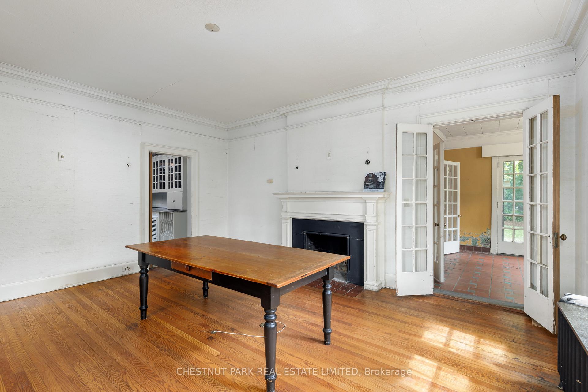 6 Bedroom Single Family Home/House's Image 5