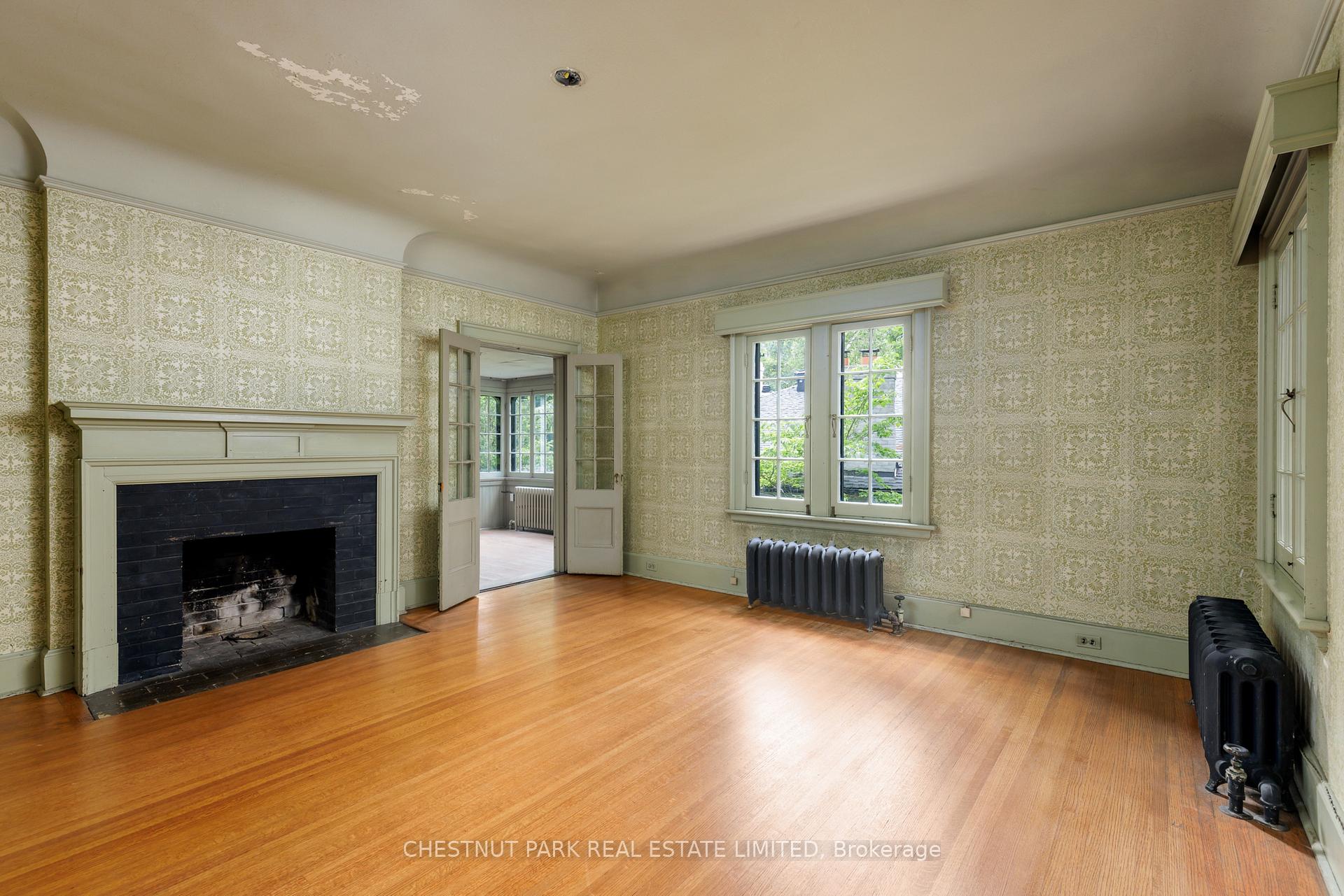 6 Bedroom Single Family Home/House's Image 19