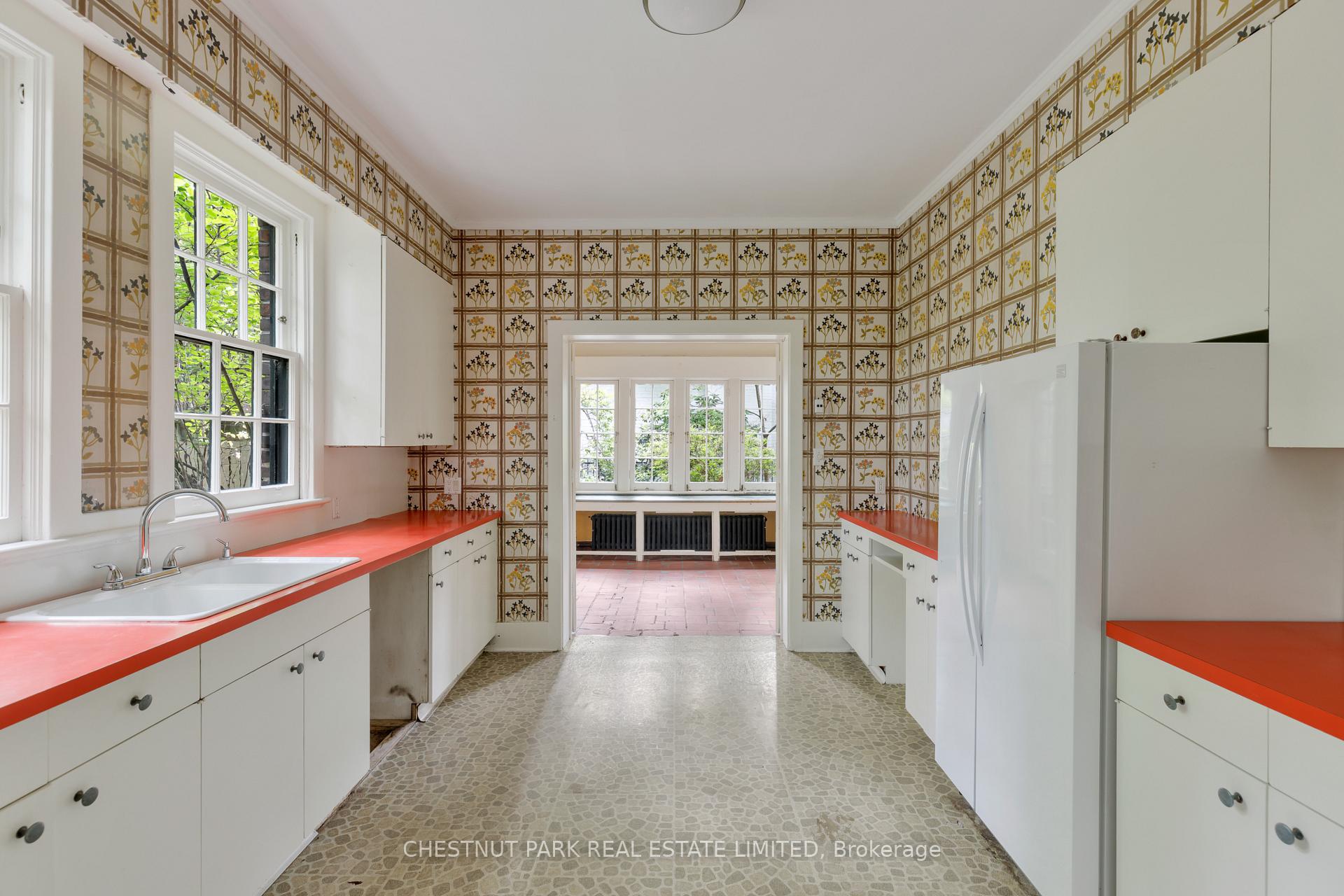 6 Bedroom Single Family Home/House's Image 9