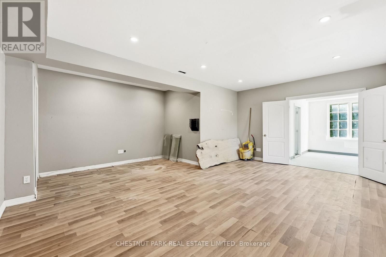 5 Bedroom Single Family Home/House's Image 32