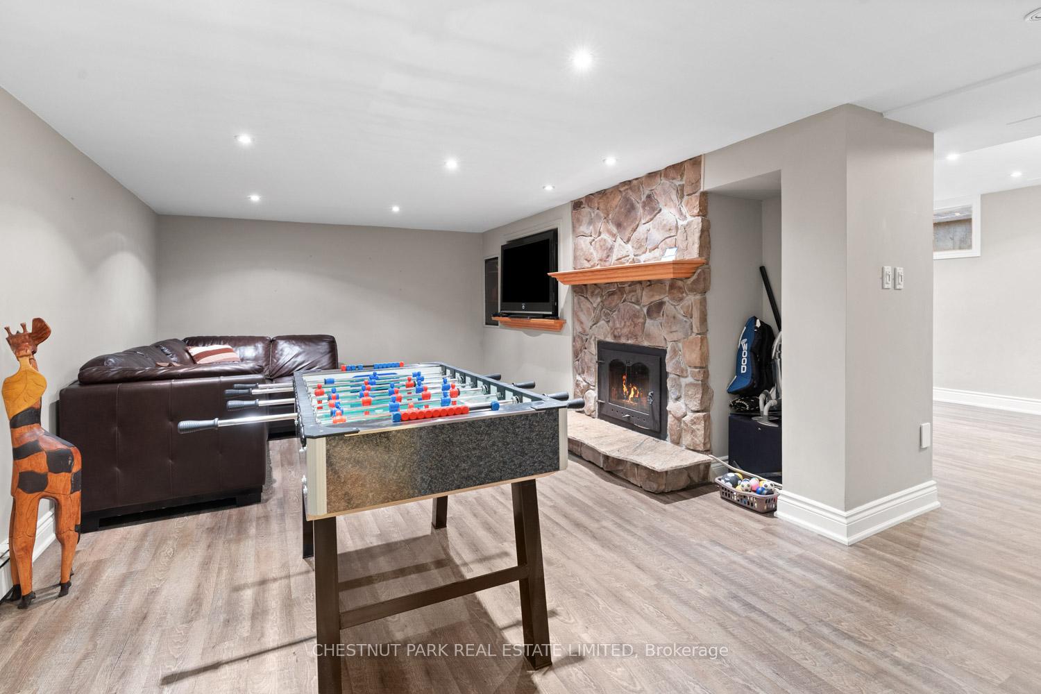 7 Bedroom Single Family Home/House's Image 14