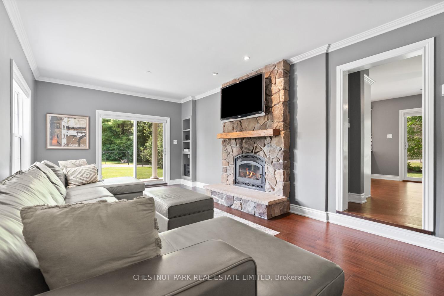 7 Bedroom Single Family Home/House's Image 9