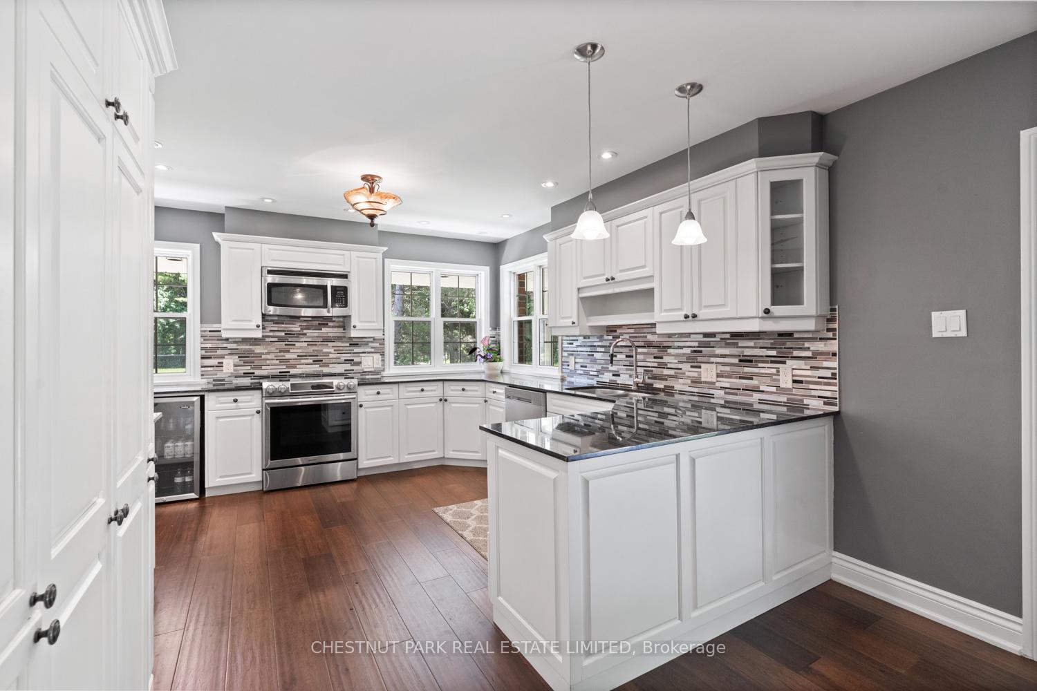 7 Bedroom Single Family Home/House's Image 4