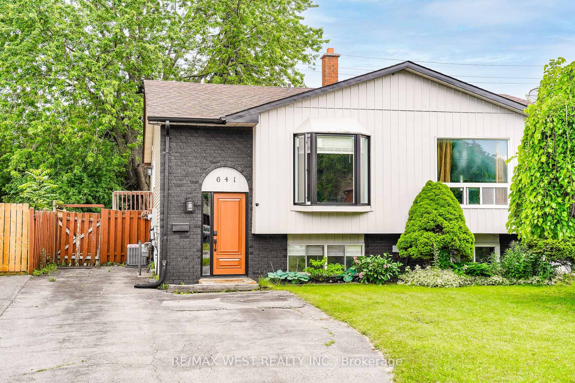 641 Deauville Court Oshawa Ontario Canada Sale residential Durham Bungalows McROBERT REAL ESTATE GROUP