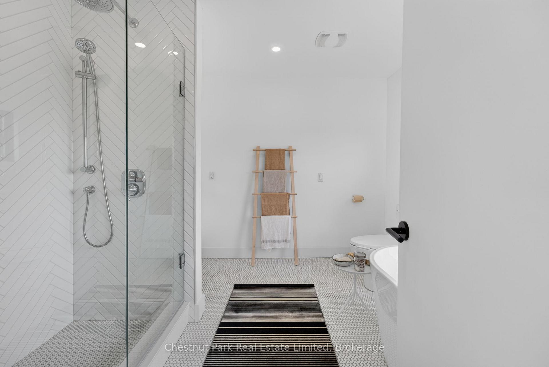 4 Bedroom Other's Image 12