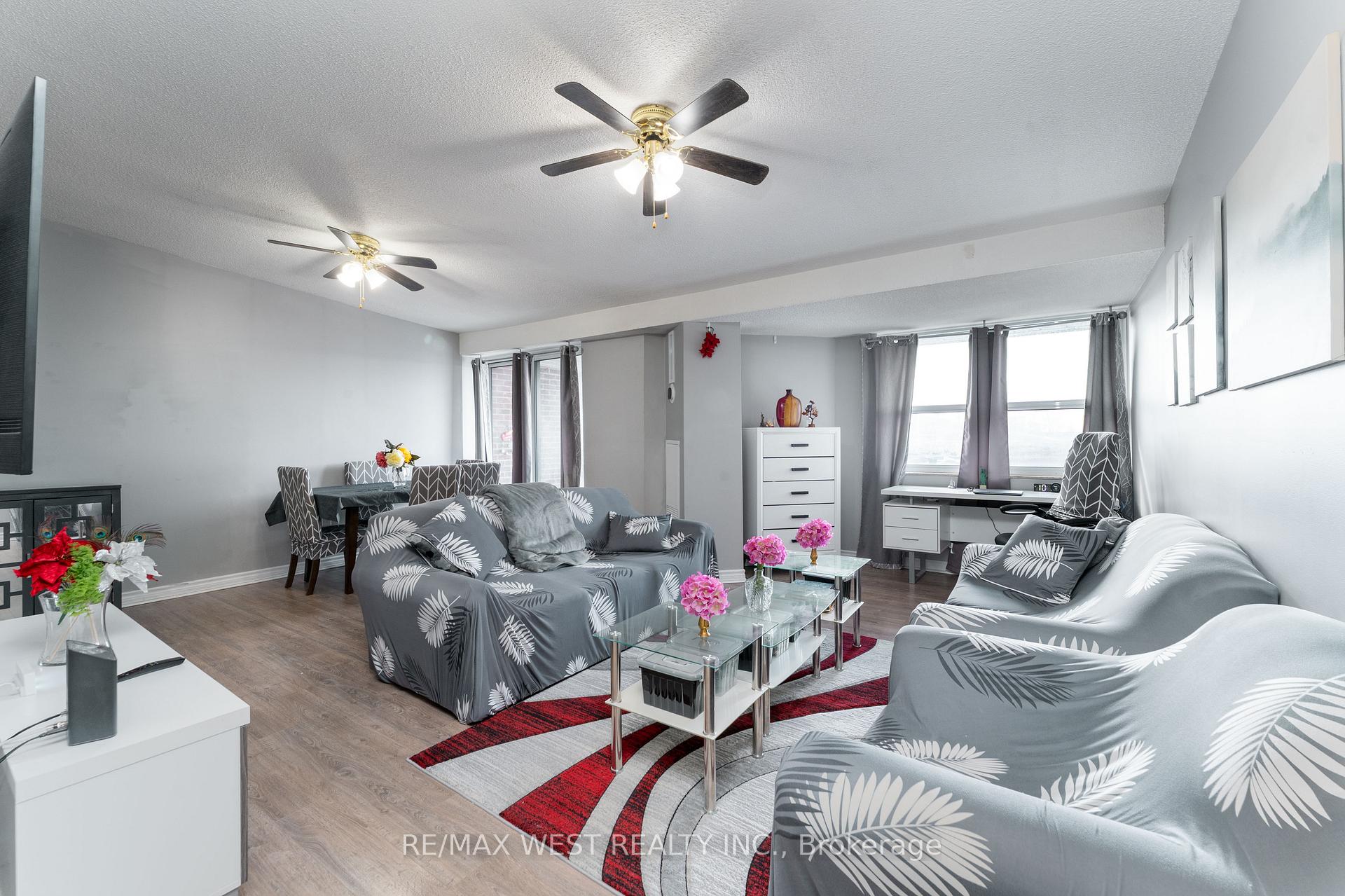 612 - 4062 Lawrence Avenue E Toronto Ontario Canada Sale residential Helen Nioras RE/MAX West Realty Inc., Brokerage *