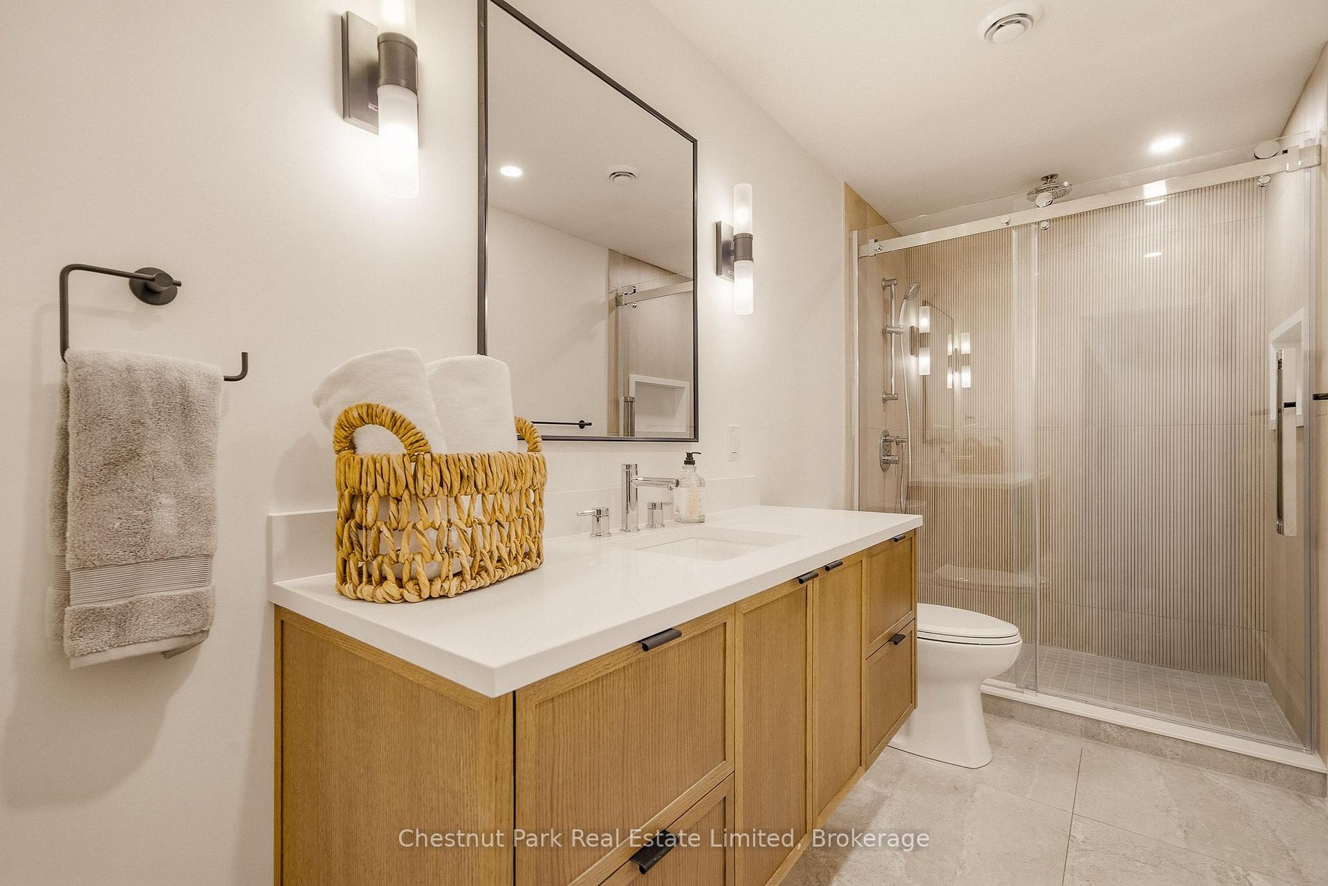 6 Bedroom Single Family Home/House's Image 40