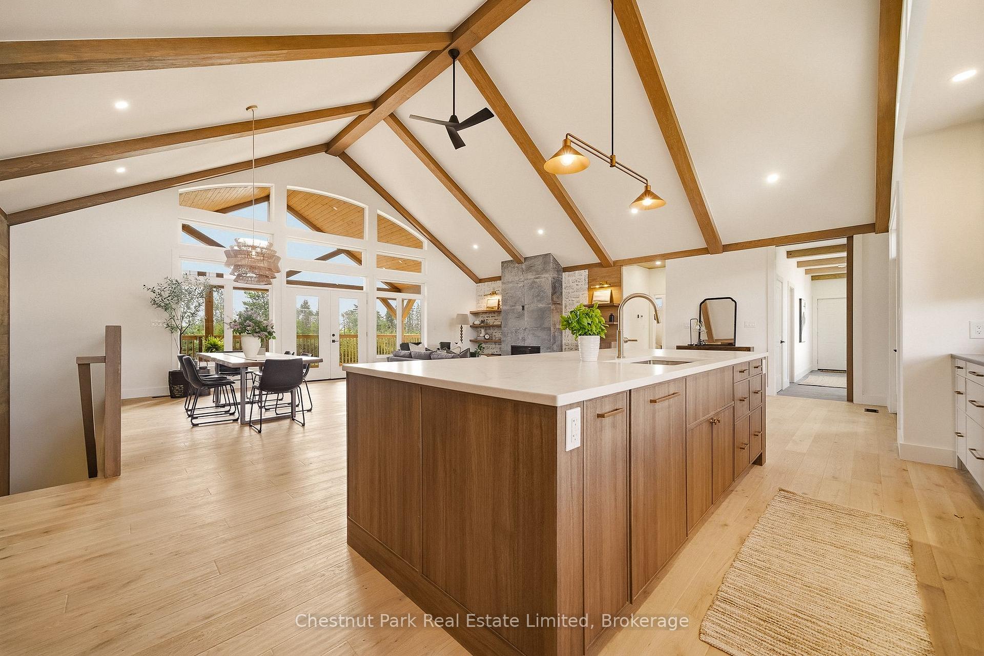 6 Bedroom Single Family Home/House's Image 10