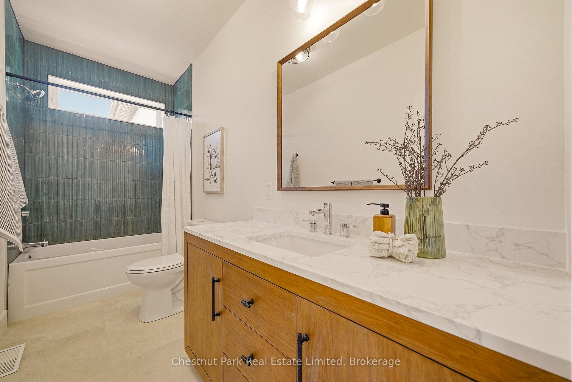 6 Bedroom Single Family Home/House's Image 28