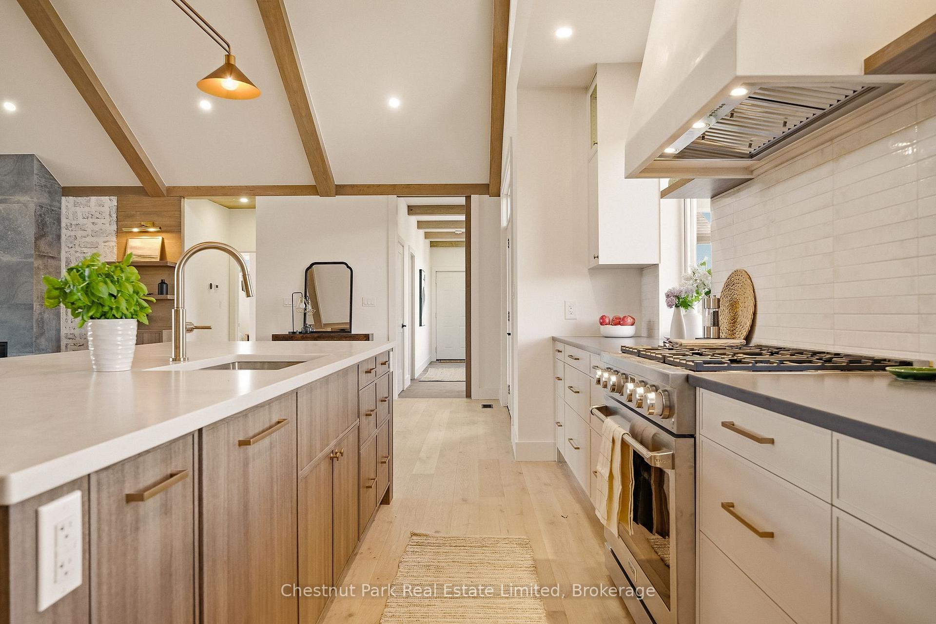 6 Bedroom Single Family Home/House's Image 8