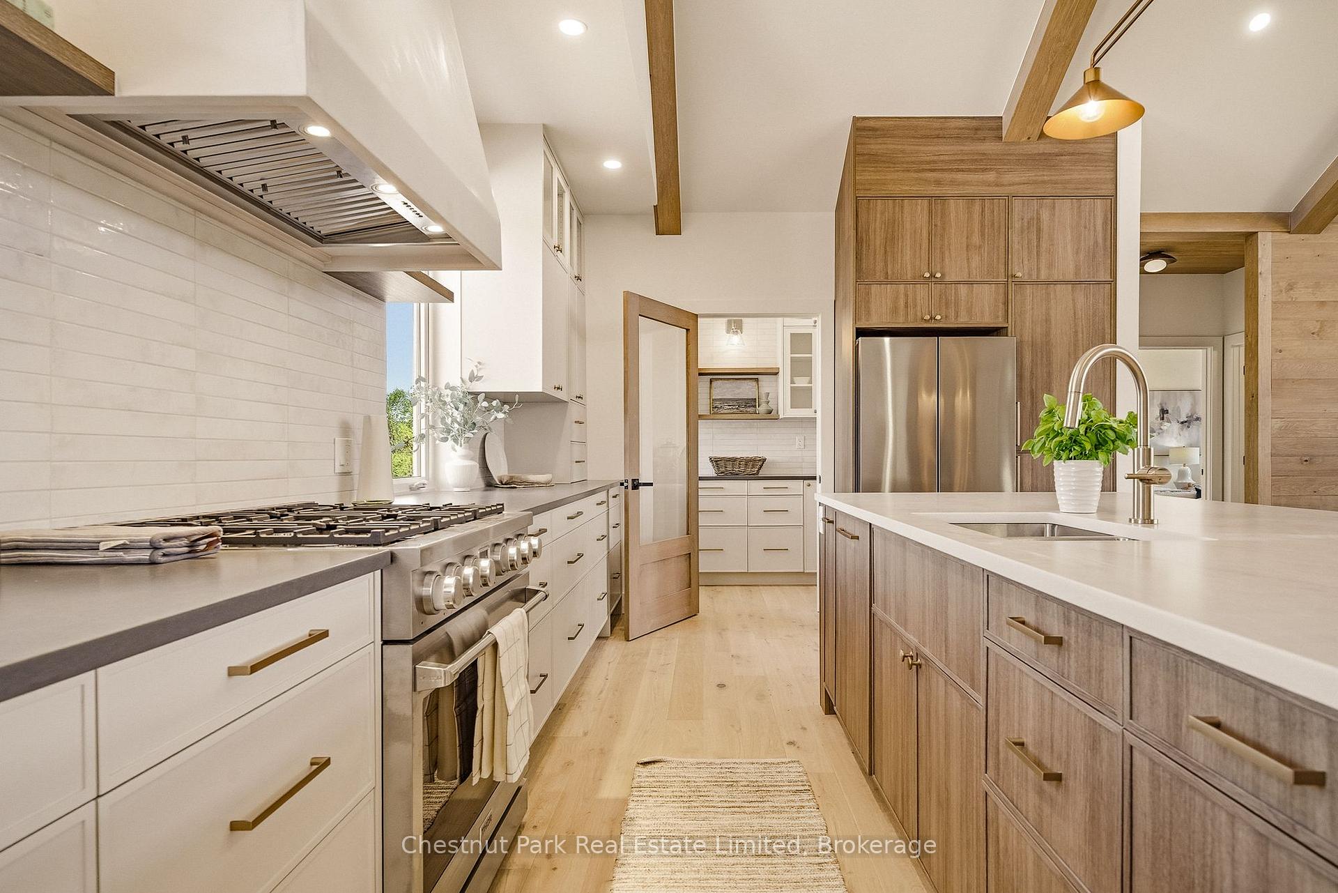 6 Bedroom Single Family Home/House's Image 7
