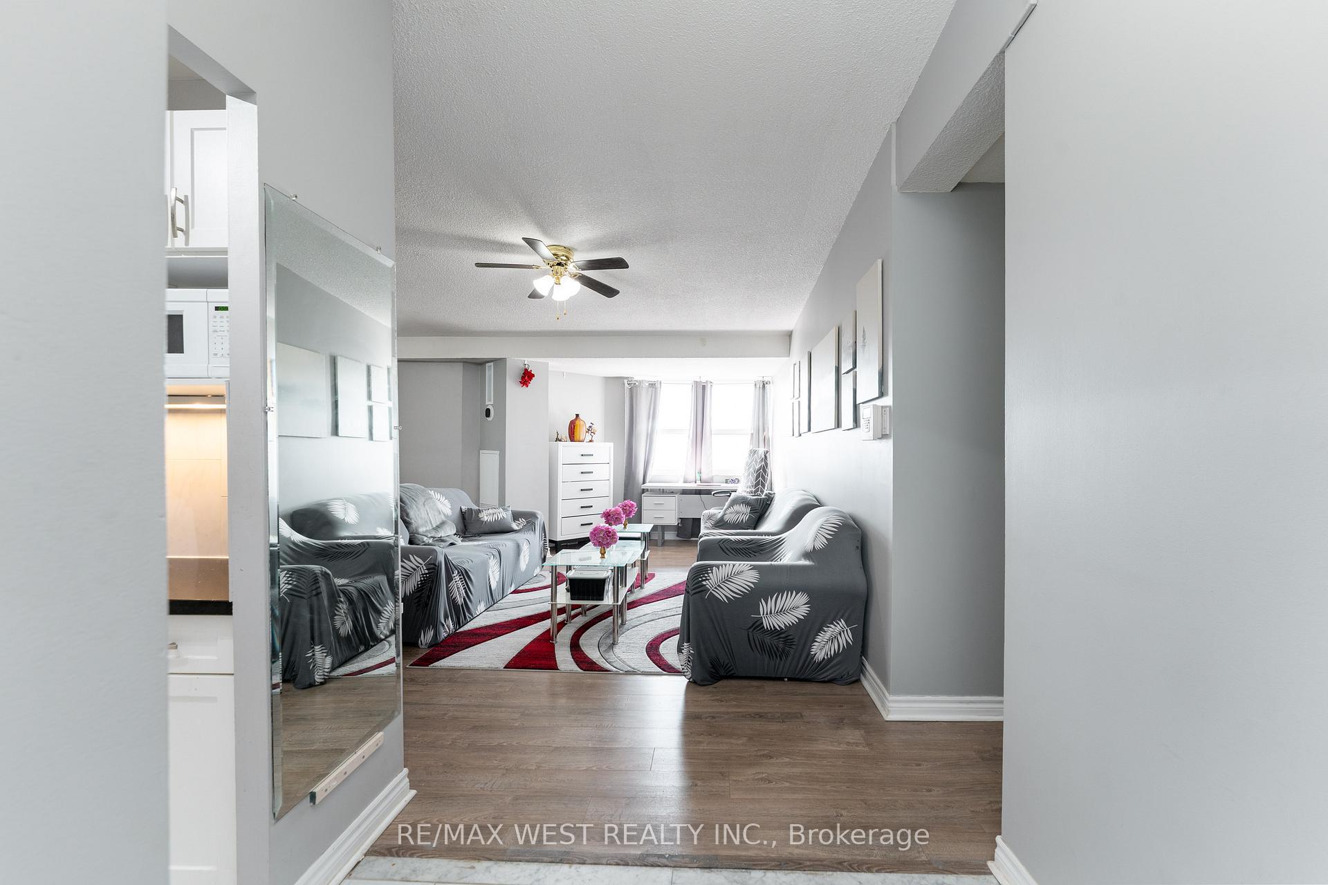 612 - 4062 Lawrence Avenue E Toronto Ontario Canada Rent residential Helen Nioras RE/MAX West Realty Inc., Brokerage *