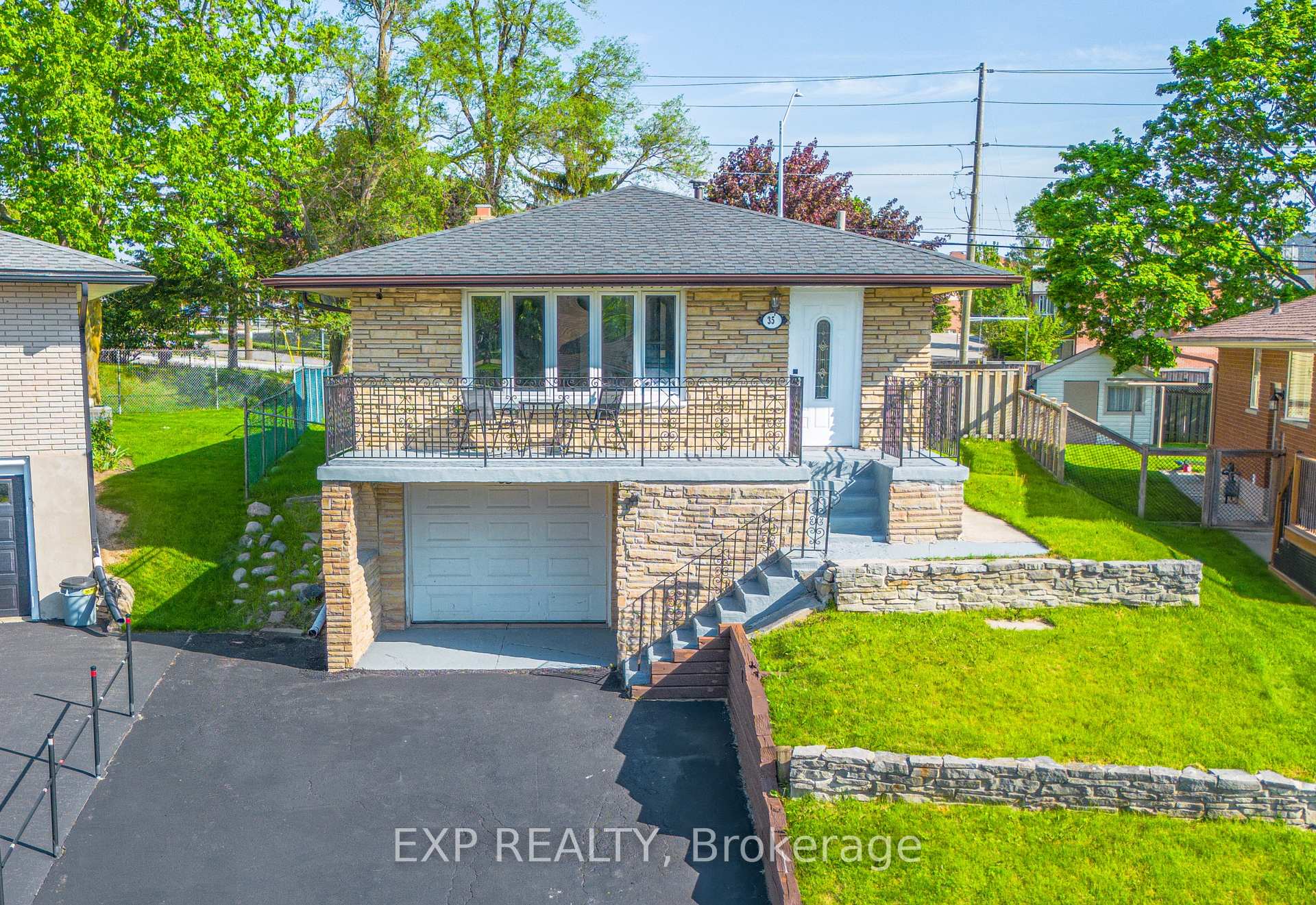 35 Hillsborough Crescent Kitchener Ontario Canada Sale residential Whitney Wickens RE/MAX Twin City Realty Inc., Brokerage*