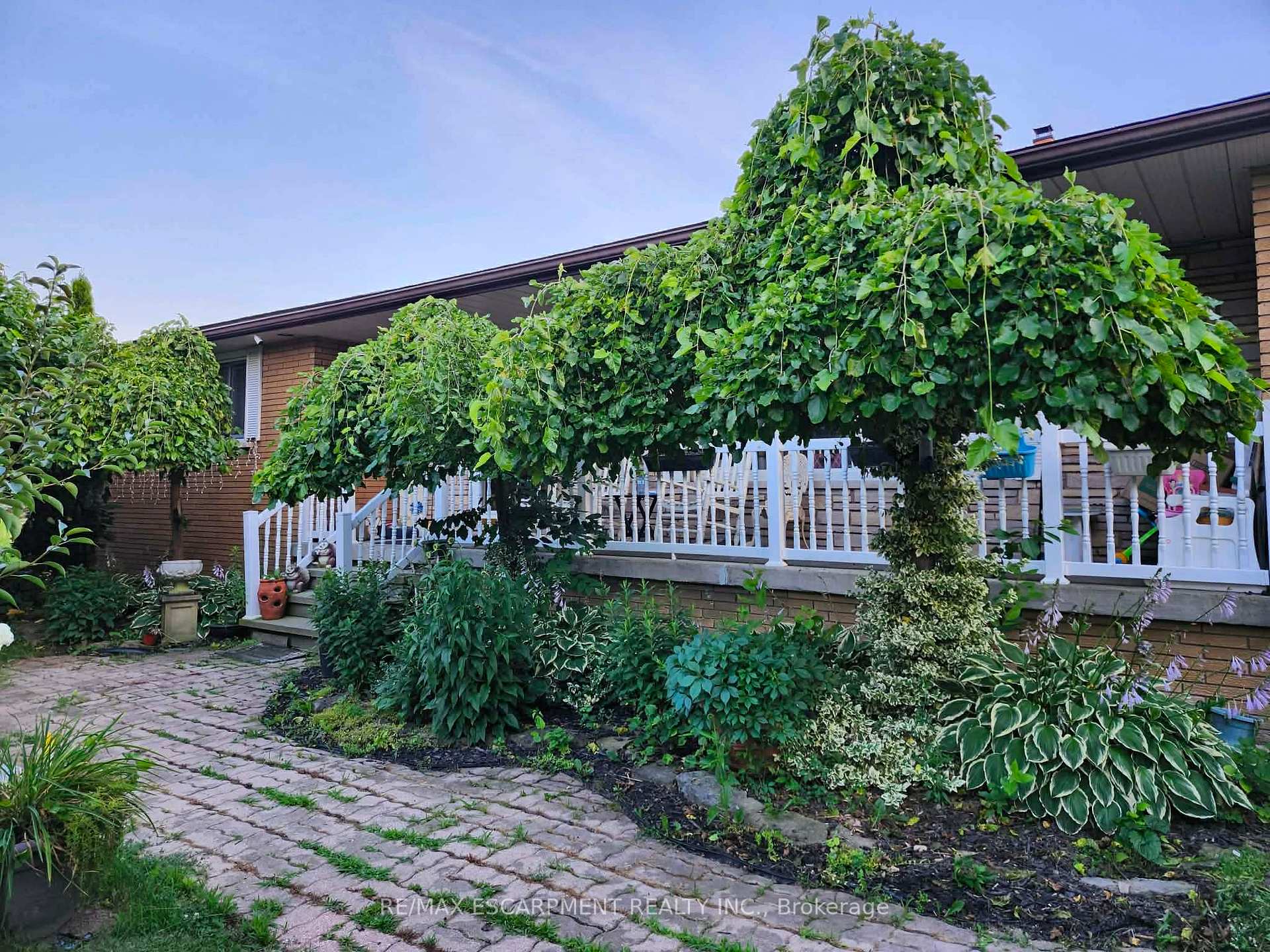 1549 Guyatt Road Hamilton Ontario Canada Sale residential Tanis Hall Royal LePage State Realty