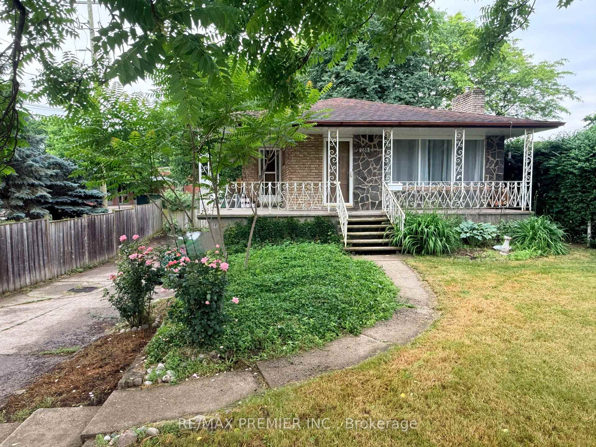 Main Floor - 288 Scott Street St. Catharines Ontario Canada Rent residential LYUDMYLA AFANASIYADI RE/MAX PREMIER INC. Brokerage*