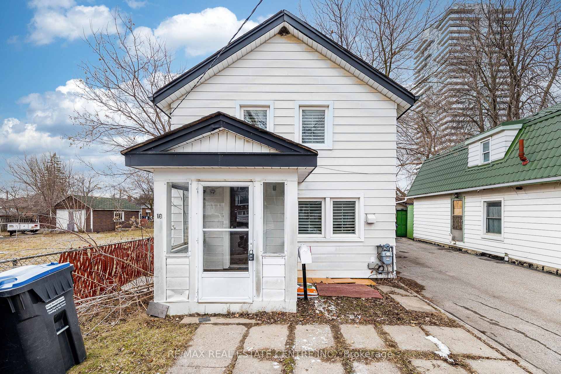 18 Hillcrest Avenue Brampton Ontario Canada Sale residential Vik Mehmi RE/MAX Real Estate Centre Inc., Brokerage *