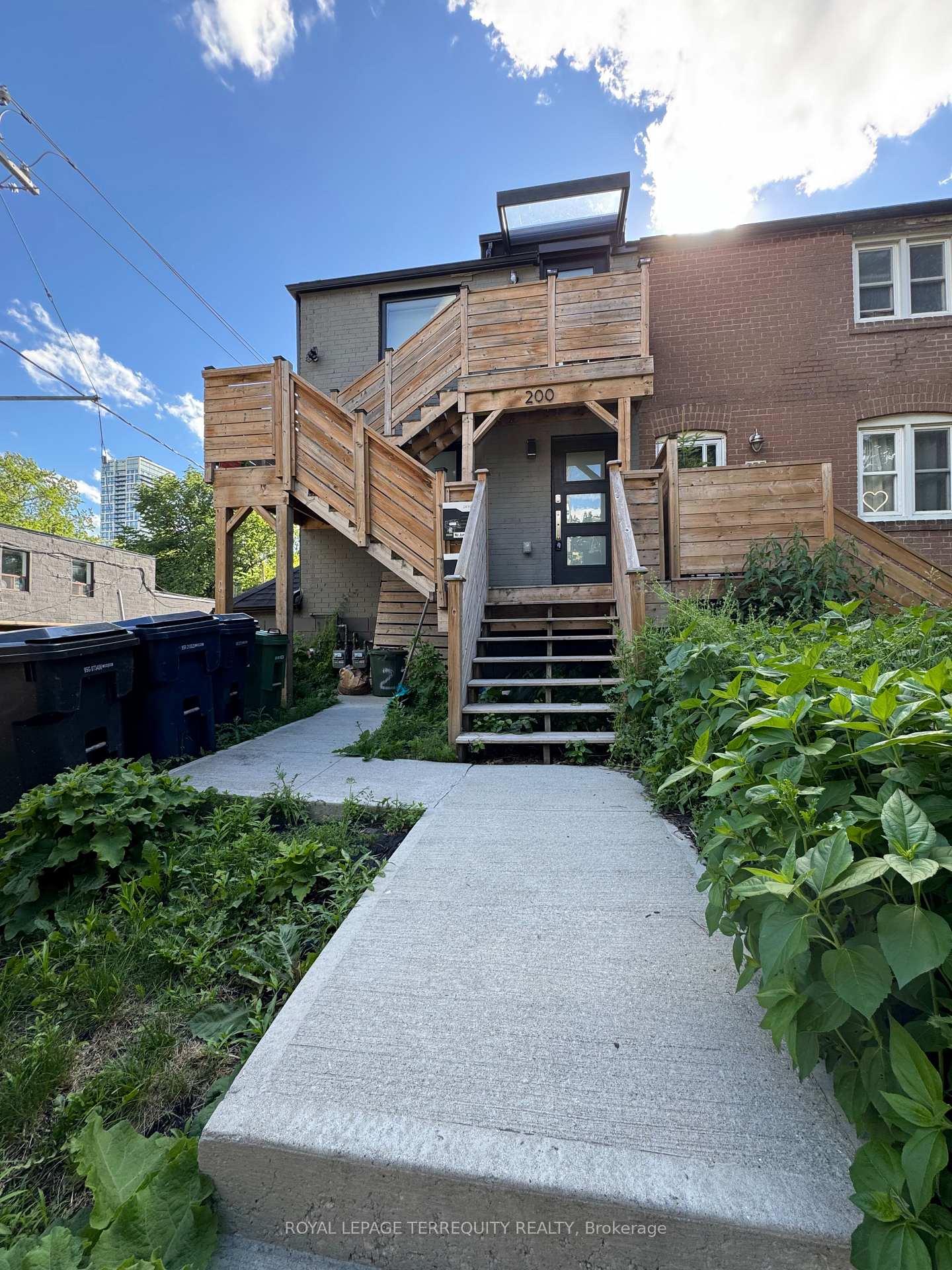 2 - 200 Munro Street Toronto Ontario Canada Rent residential   ROYAL LEPAGE TERREQUITY REALTY 