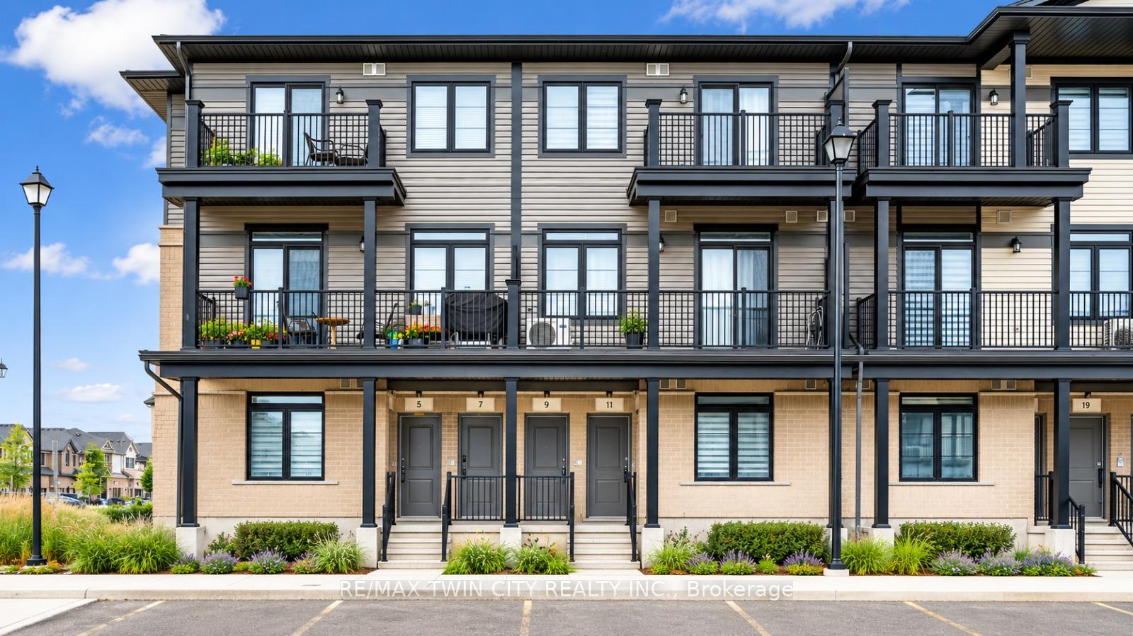 9 LOMOND Lane Kitchener Ontario Canada Sale residential Eva Munch RE/MAX Twin City Realty Inc., Brokerage*