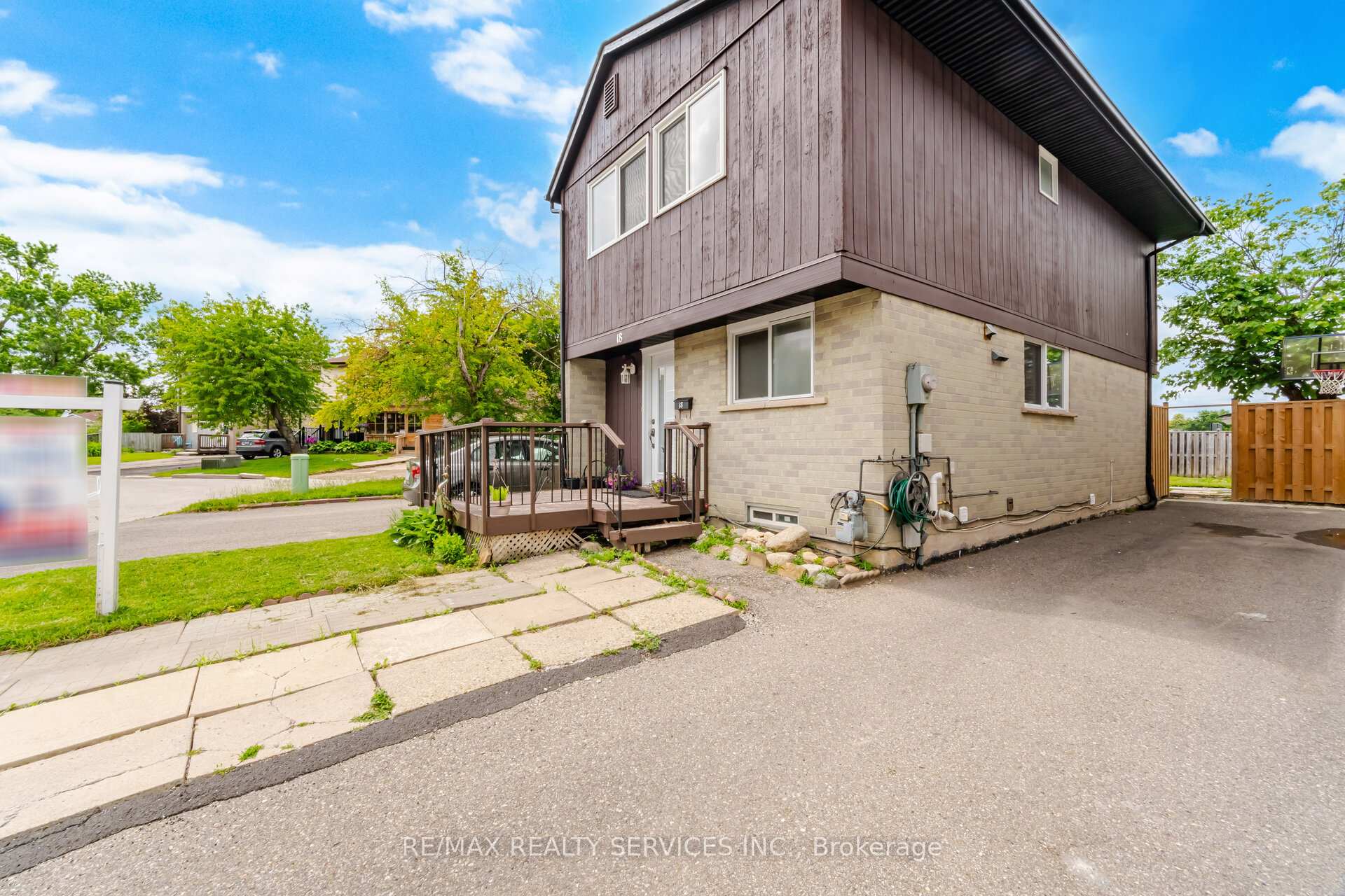 18 Gold Pine Court Brampton Ontario Canada Sale residential Gary Bhinder RE/MAX Realty Services Inc., Brokerage*