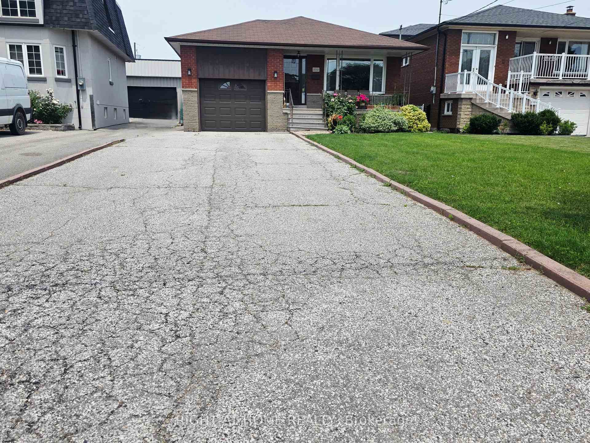 Lower - 252 Maple Leaf Drive Toronto Ontario Canada Rent residential Alex Beis Right at Home Realty, Brokerage*