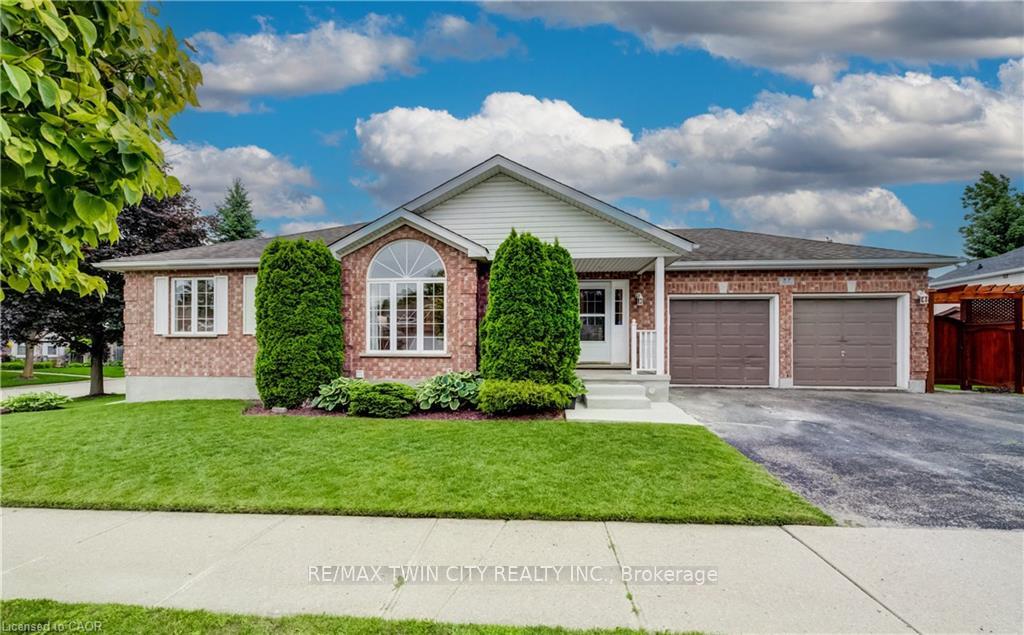 27 CHANDOS Drive Kitchener Ontario Canada Sale residential Frieda Kotsopoulos RE/MAX Twin City Realty Inc., Brokerage *