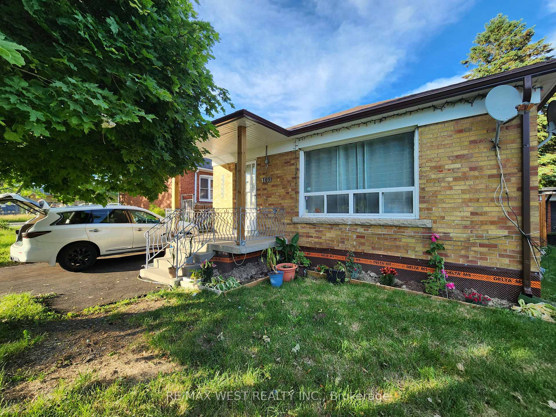 Bsmt - 105 Crocus Drive Toronto Ontario Canada Rent residential Yasin         Yusufi RE/MAX West Realty Inc., Brokerage *