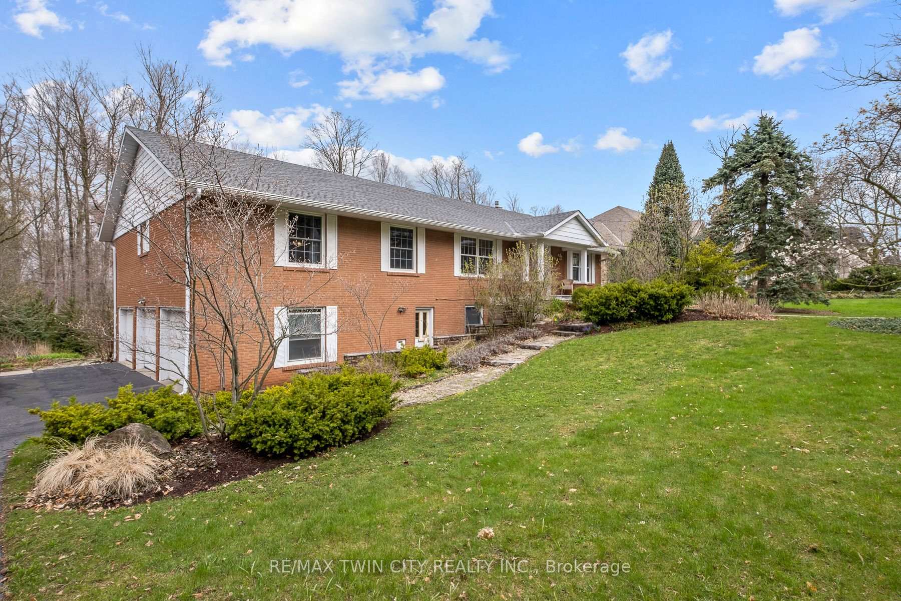 36 Maple Hill Drive Kitchener Ontario Canada Sale residential Frieda Kotsopoulos RE/MAX Twin City Realty Inc., Brokerage *