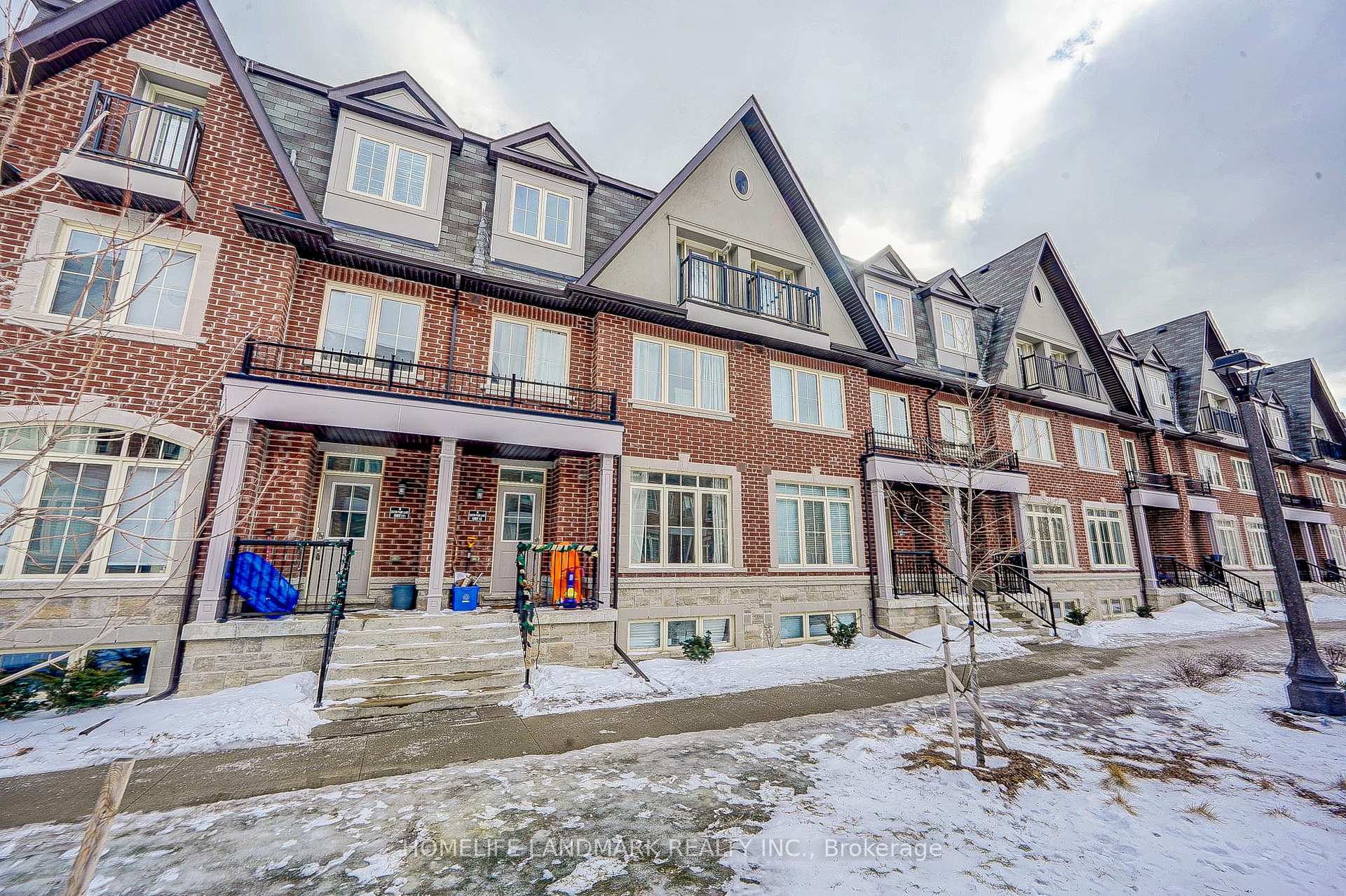 12 - 8 Eaton Park Lane Toronto Ontario Canada Rent residential Veronica Varela ROYAL LEPAGE SECURITY REAL ESTATE, BROKERAGE*