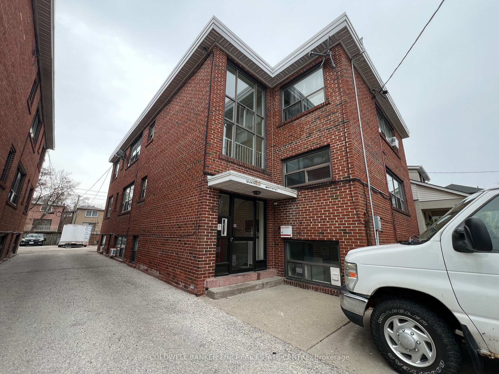 7 - 108 Grandville Avenue Toronto Ontario Canada Rent residential Natalie Cerullo Coldwell Banker The Real Estate Centre, Brokerage*
