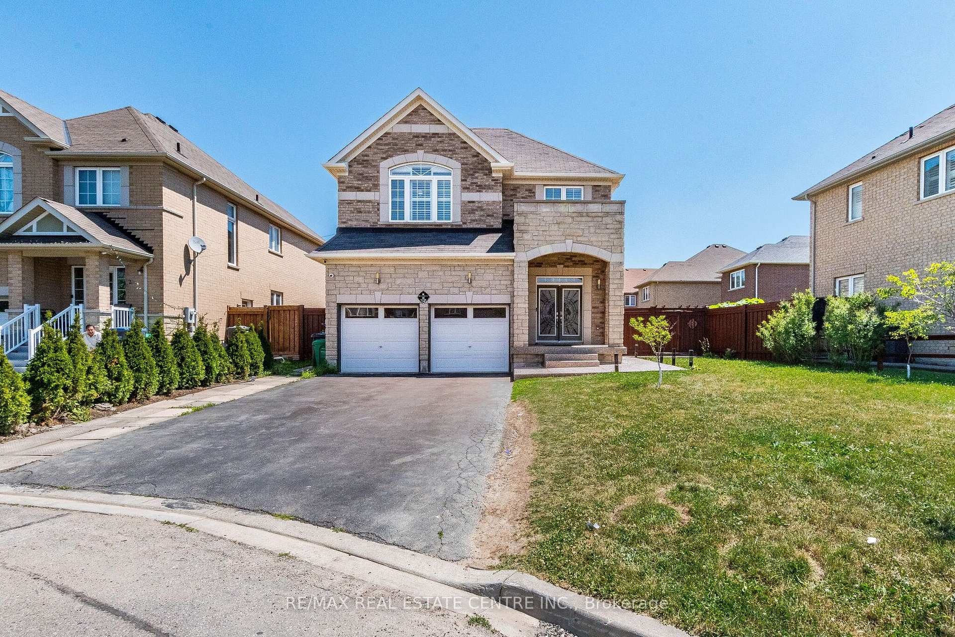 22 Red Ash Court Brampton Ontario Canada Sale residential Shaleen Kumar RE/MAX Real Estate Centre Inc., Brokerage*