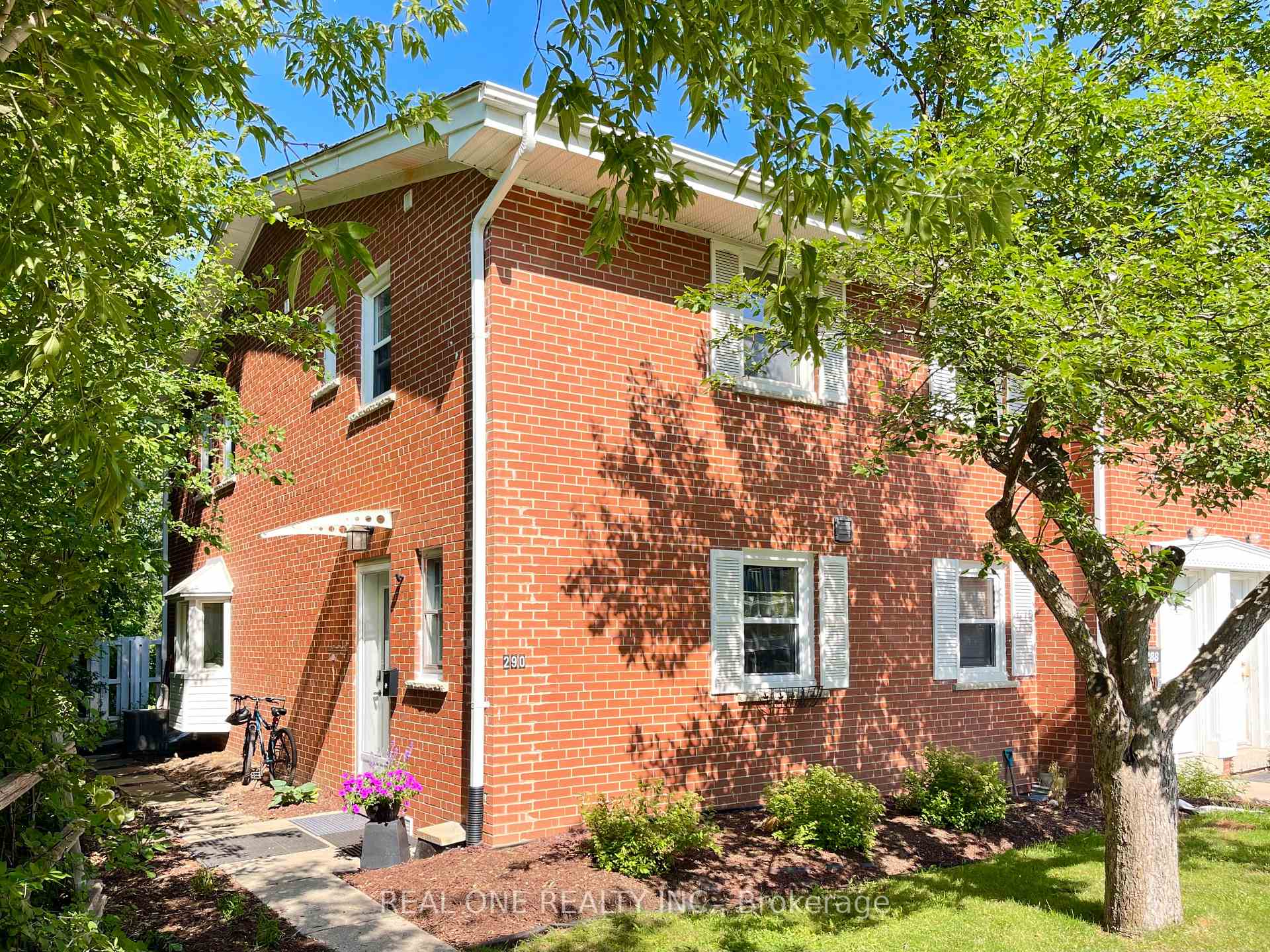 290 WESTCOURT Place Waterloo Ontario Canada Sale residential Eva Munch RE/MAX Twin City Realty Inc., Brokerage*