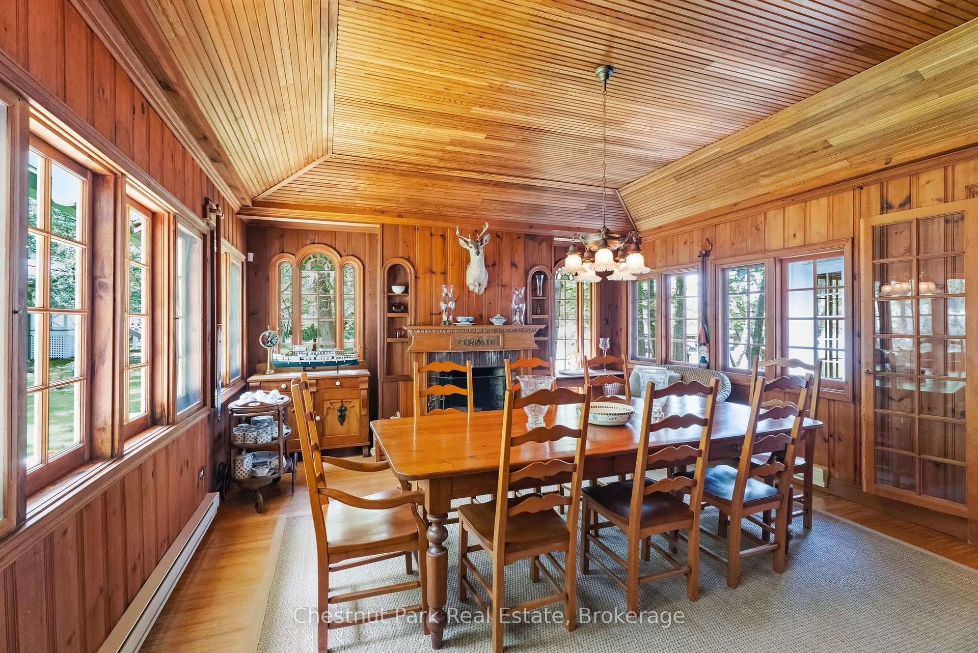 6 Bedroom Single Family Home/House's Image 9