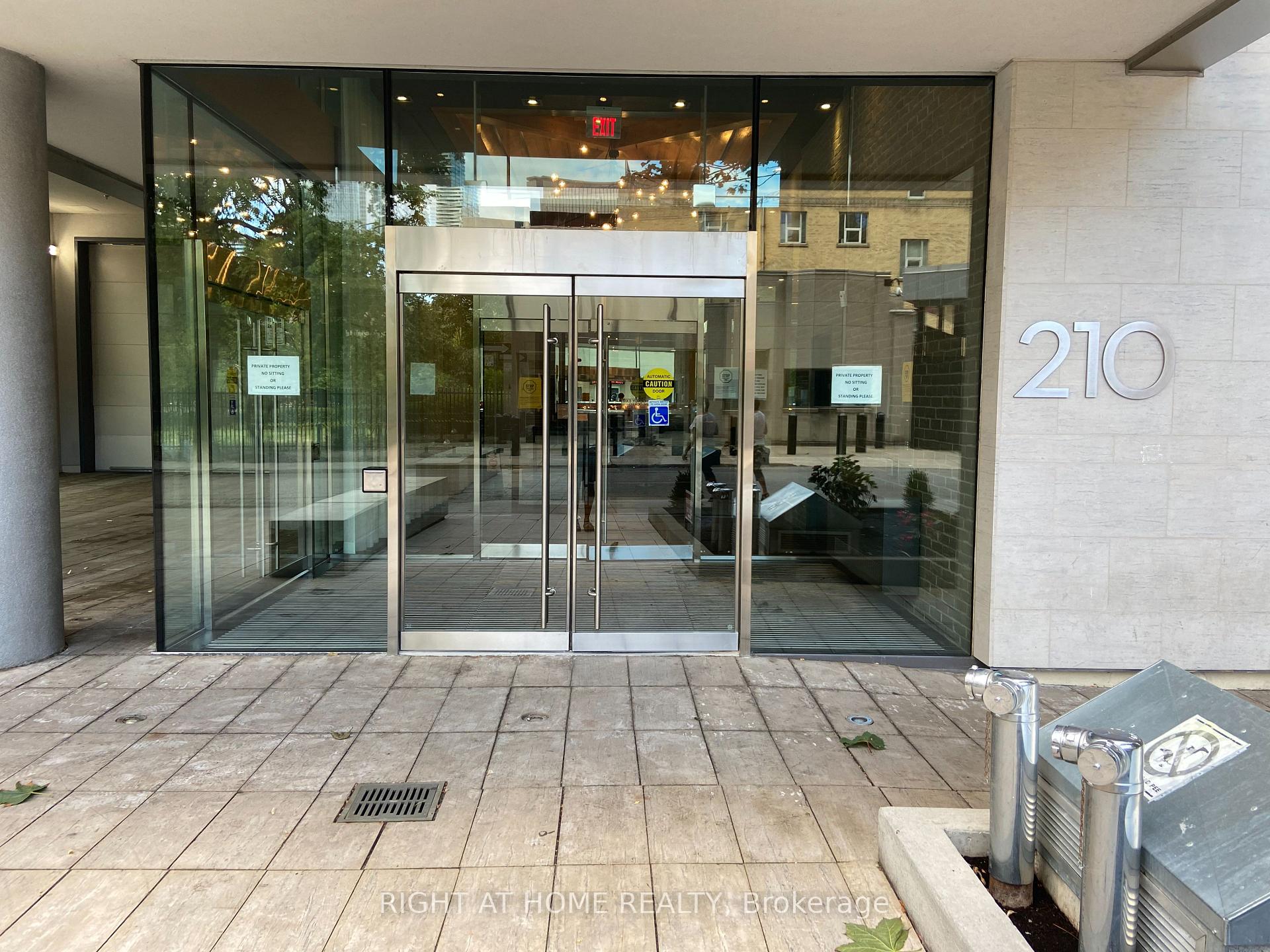 802 - 210 Simcoe Street Toronto Ontario Canada Rent residential   HomeLife/Realty One Ltd., Brokerage