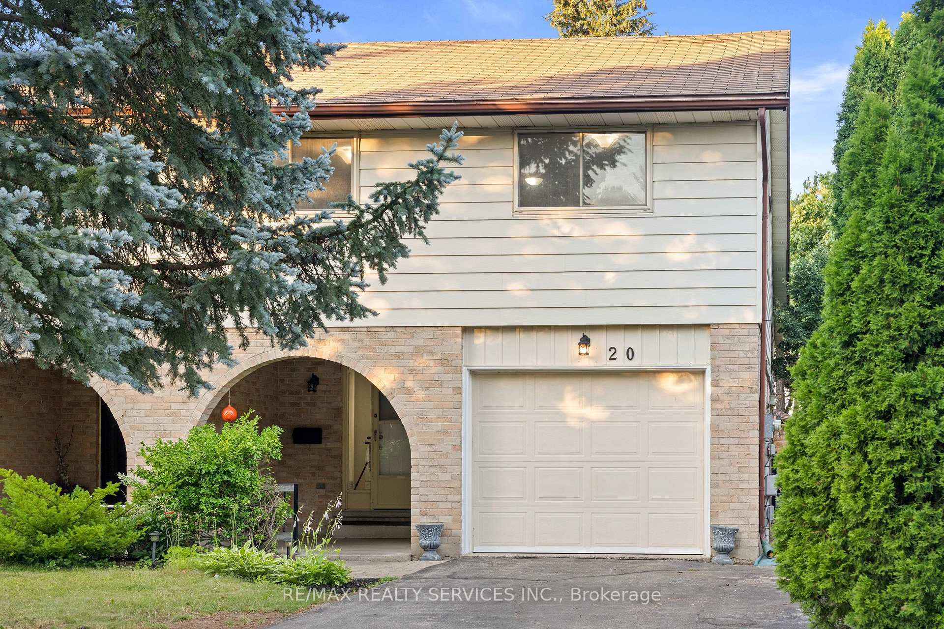 20 Highcroft Court Kitchener Ontario Canada Sale residential Lets talk Real Estate RE/MAX Realty Services Inc., Brokerage*