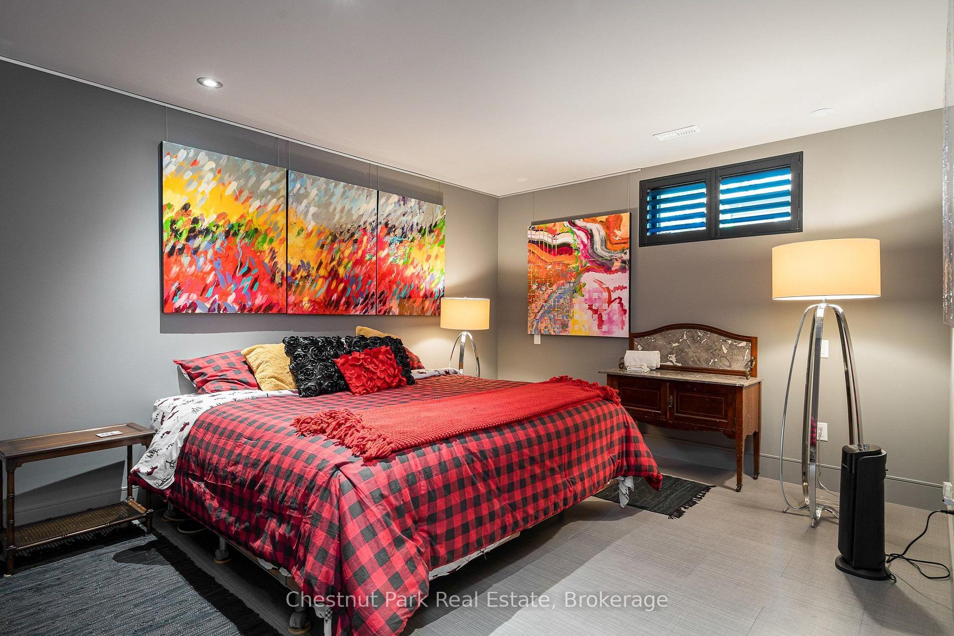 6 Bedroom Single Family Home/House's Image 38