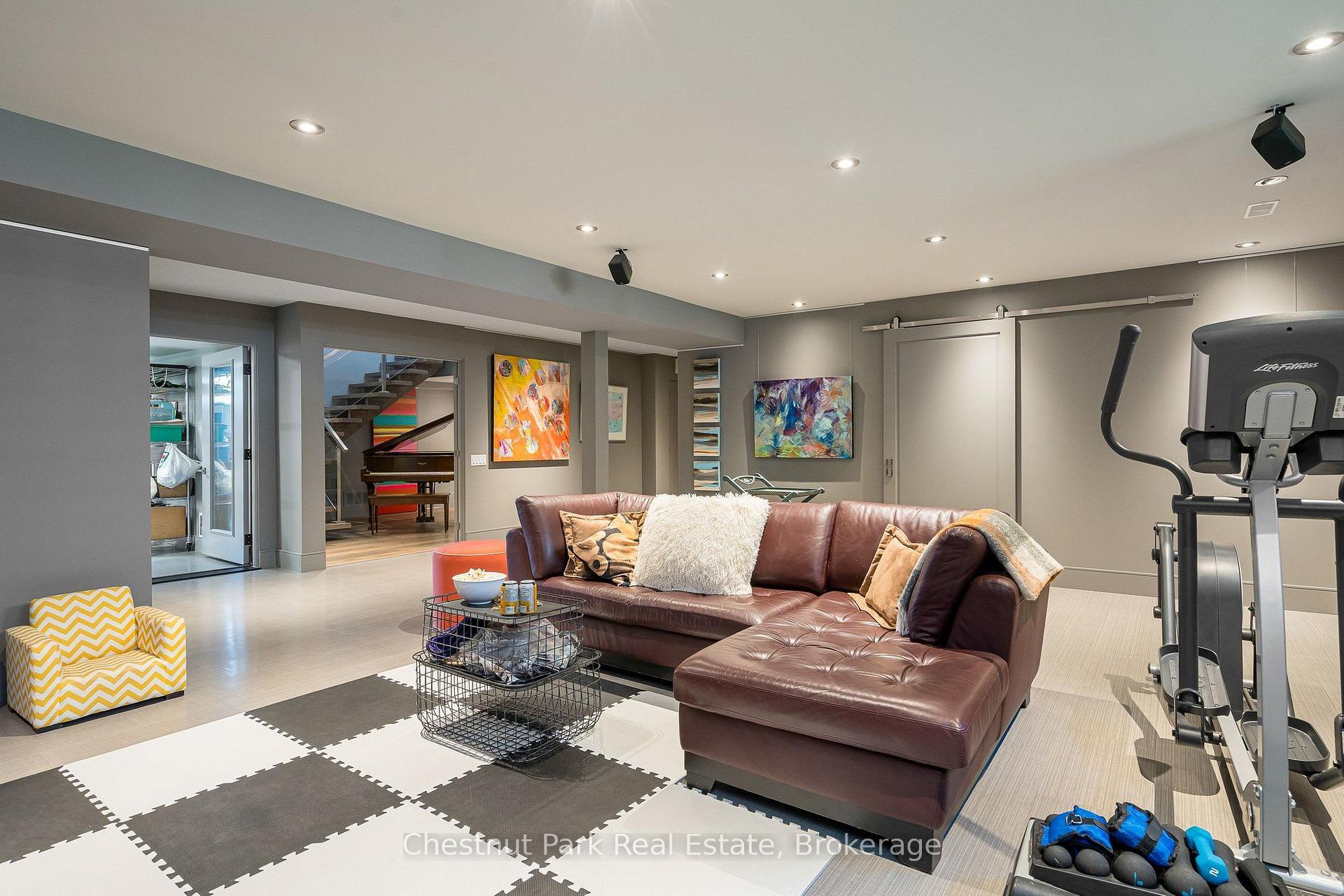 6 Bedroom Single Family Home/House's Image 36